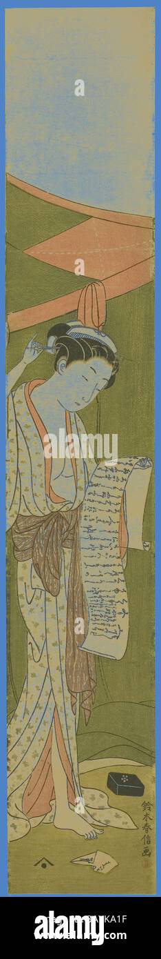 Eine anmutige Figur in einem eleganten, traditionellen Kimono steht mit einer Schriftrolle in der Hand. Ihr Ausdruck ist nachdenklich, während sie ihr Haar leicht berührt. Der Hintergrund ist mit sanften, gedämpften Farben und Mustern verziert, die die ruhige Atmosphäre verstärken. Frau stehend neben einem Moskitonetz, das einen Brief liest, ca. 1768/69, Suzuki Harunobu 鈴木 春信, Japanisch, 1725 (?)-1770, Japan, Farbholzdruck, Hashira-e, 1/4 x 1/2 Zoll Klassische Kunst mit modernem Touch, neu interpretiert von Artotop Stockfoto
