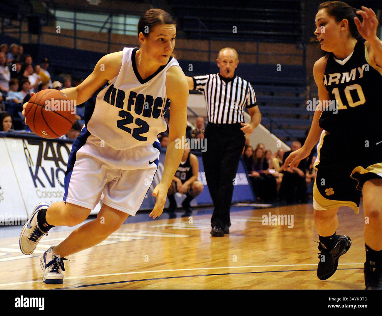 29. November 2008: Raimee Beck (22) fährt während der Niederlage der Falcons 54-44 gegen die Armee in der Clune Arena, US Air Force Academy, Colorado Springs, CO. Für den Korb. (Bild: © Larry Clouse/Cal Sport Media) Stockfoto