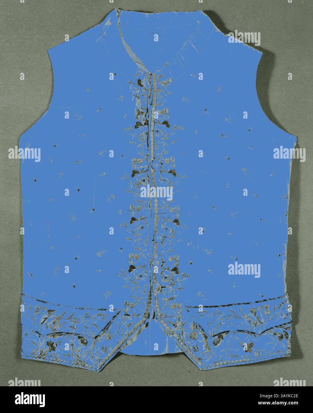 Eine stilvolle Weste mit aufwändiger Blumenstickerei und dekorativen Knöpfen vor einem kontrastierenden Hintergrund. Die leuchtende blaue Farbe unterstreicht die Details und das elegante Design. Weste, 18. Jahrhundert, England, Seide, Leinwandbindung, bestickt mit Seide, Länge: 62,3 cm (24 1/2 Zoll) Klassische Kunst mit modernem Touch, neu interpretiert von Artotop Stockfoto