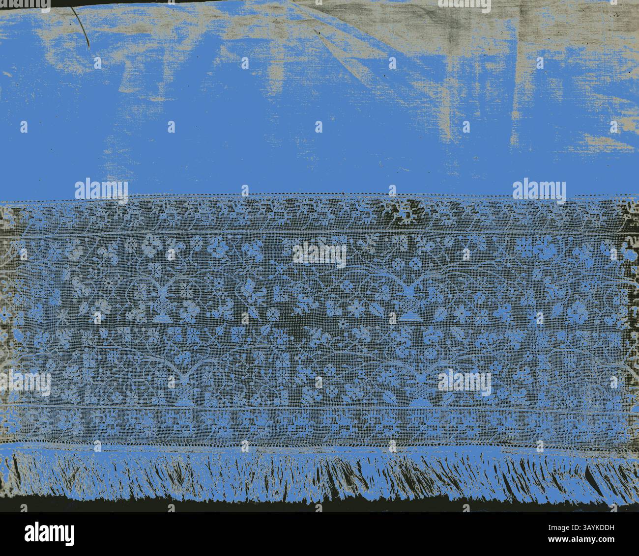 Ein wunderschönes, kompliziertes Textil mit zarten Blumenmustern und verzierten Details, umrandet von einem Fransenrand, der Textur und Tiefe verleiht. Das Design besticht durch eine harmonische Mischung aus Kunstfertigkeit und Handwerkskunst. Altar Frontal, 18. Jahrhundert, Italien, 284,5 x 40,7 cm (112 x 16 Zoll) Klassische Kunst mit modernem Touch, neu interpretiert von Artotop Stockfoto