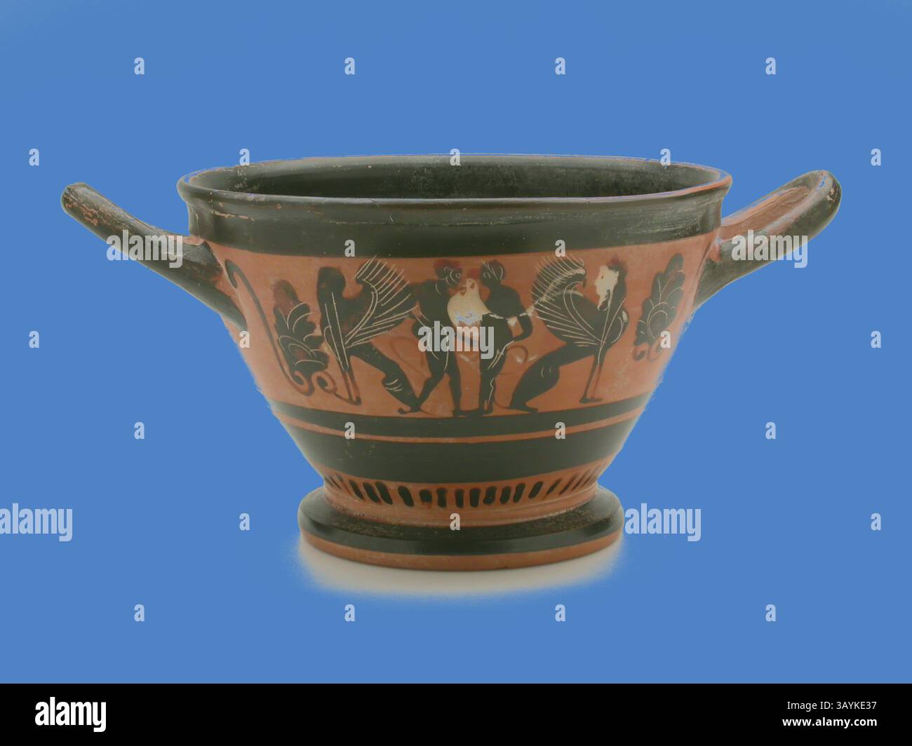 Ein wunderschön gefertigter griechischer Kylix mit komplizierten Darstellungen bewegter Figuren, verziert mit Blumenmotiven und eleganten Details. Skyphos (Weinbecher), um 500/480 v. Chr., Griechisch, Athen, der CHC-Gruppe zugeschrieben, Athen, Terrakotta, mit schwarzfiguriger Technik verziert, 10,6 x 23,2 x 16,5 cm (4 3/16 x 9 1/8 x 6 1/2 Zoll) Klassische Kunst mit modernem Touch, neu interpretiert von Artotop Stockfoto