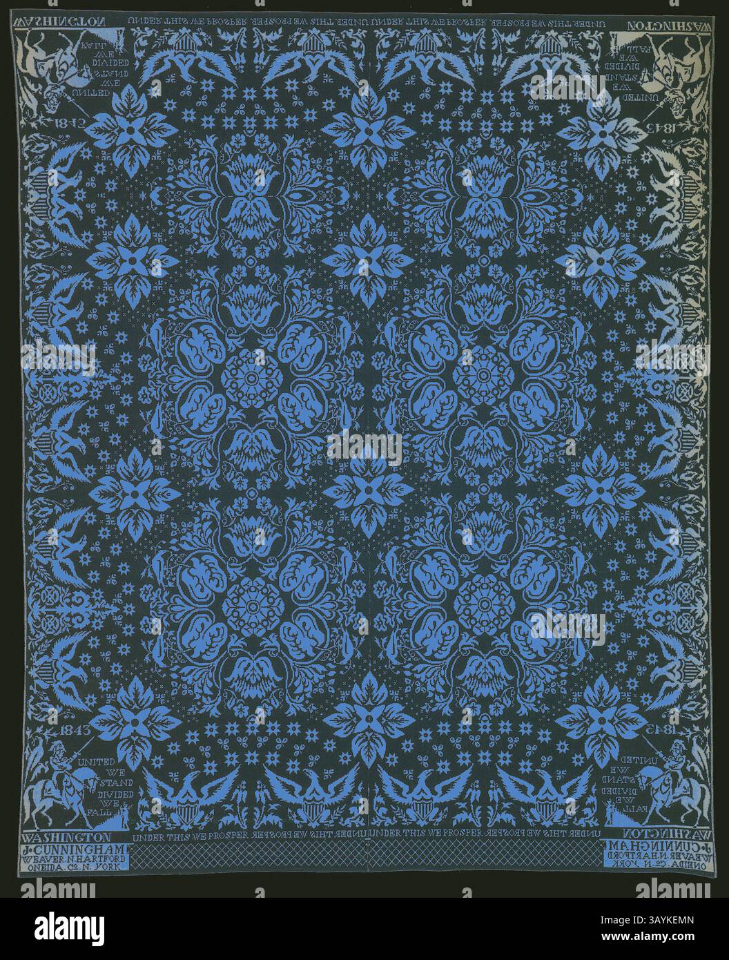 Ein detailliertes und kunstvolles Textildesign mit komplizierten Blumenmustern und symmetrischen Motiven in verschiedenen Farben, ergänzt durch dekorative Borten und ein raffiniertes Layout. Overlet, 1843, James Cunningham (amerikanischer Schotter, um 1797–nach 1865), Vereinigte Staaten Von Amerika, New York, Oneida County, New Hartford, New York, Baumwolle und Wolle, doppeltes Leinwandgewebe, auf Webstuhl mit Jacquard-Aufsatz gewebt, zwei Webbreiten miteinander verbunden, 228,8 x 184,9 cm (90 x 72 3/4 Zoll) Klassische Kunst mit modernem Touch, neu interpretiert von Artotop Stockfoto