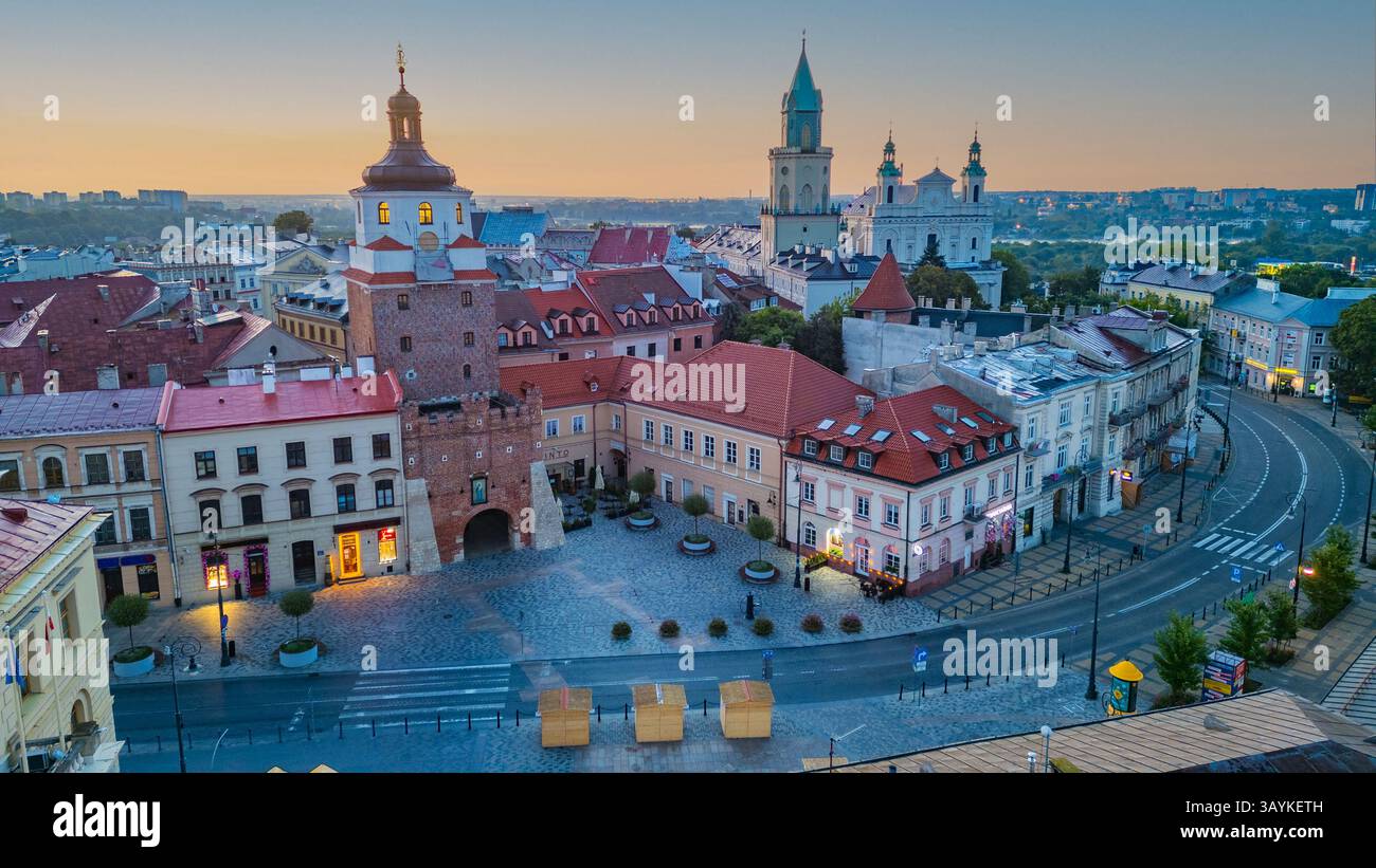 Sonnenaufgangspanorama des Krakauer Tors in Lublin, Polen. BILD Stockfoto