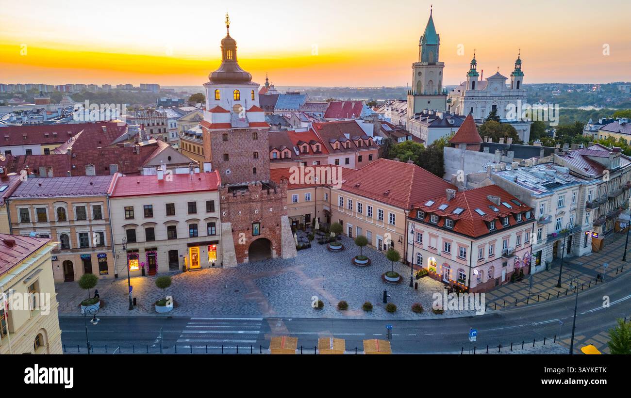 Sonnenaufgangspanorama des Krakauer Tors in Lublin, Polen. BILD Stockfoto