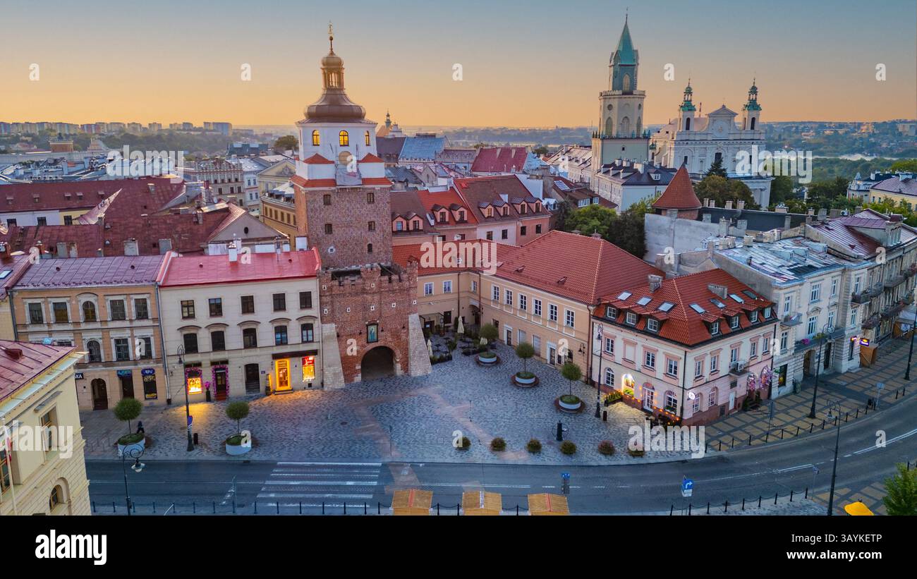 Sonnenaufgangspanorama des Krakauer Tors in Lublin, Polen. BILD Stockfoto