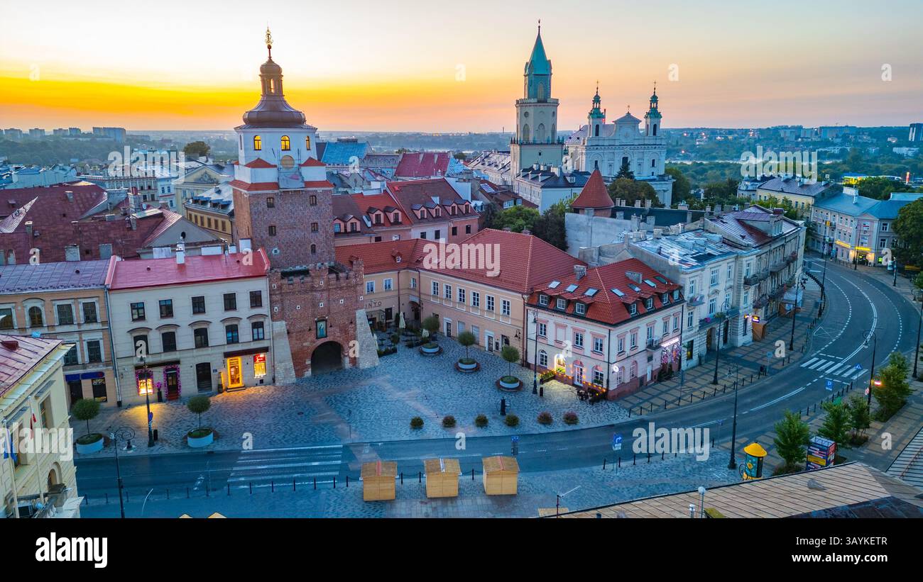 Sonnenaufgangspanorama des Krakauer Tors in Lublin, Polen. BILD Stockfoto