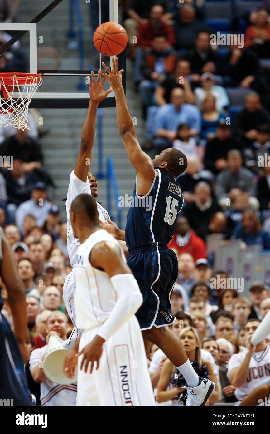 30. Dezember 2008: Georgetown-Garant Austin Freeman (15) trifft im XL Center, Hartford, CT, Georgetown gewann das Spiel 74-63 gegen Stanley Robinson Stockfoto