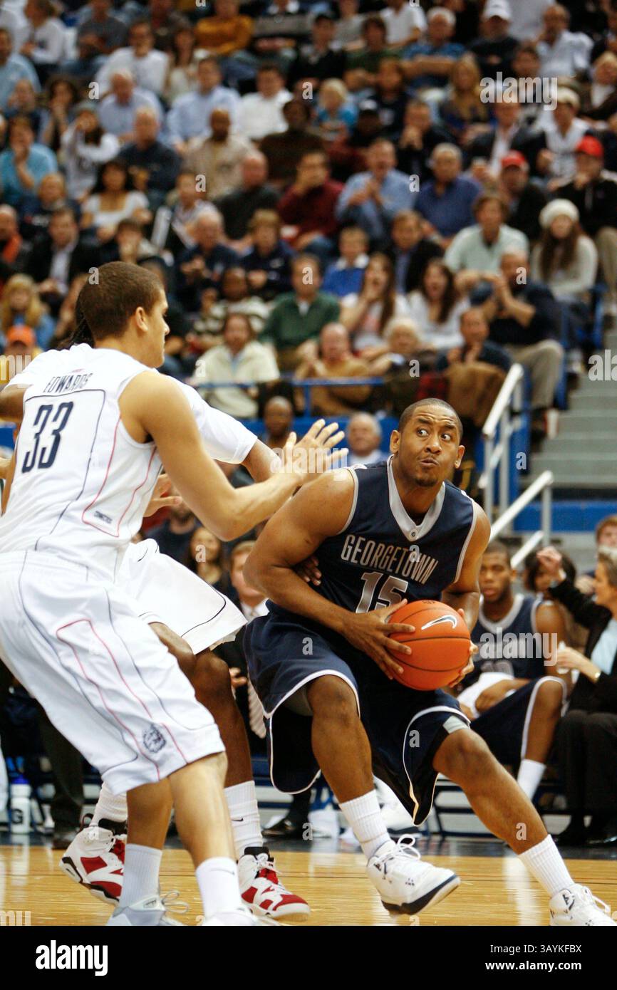 30. Dezember 2008: Georgetown-Garant Austin Freeman (15) spielt im 33 Spiel zwischen den Georgetown Hoyas und der University of Connecticut Huskies im XL Center, Hartford, CT Georgetown gewann das Spiel 74-63 Stockfoto