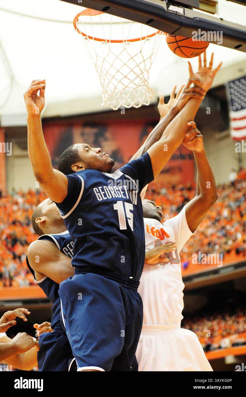 14. Februar 2009: Georgetown-Garde Austin Freeman (#15) geht beim Spielen von Syracuse zum Basketball. Die Syracuse University Orange besiegte die Georgetown Hoyas 98-94 im Carrier Dome in Syracuse, New York. (Kreditbild: © Alan Schwartz/Cal Sport Media) Stockfoto