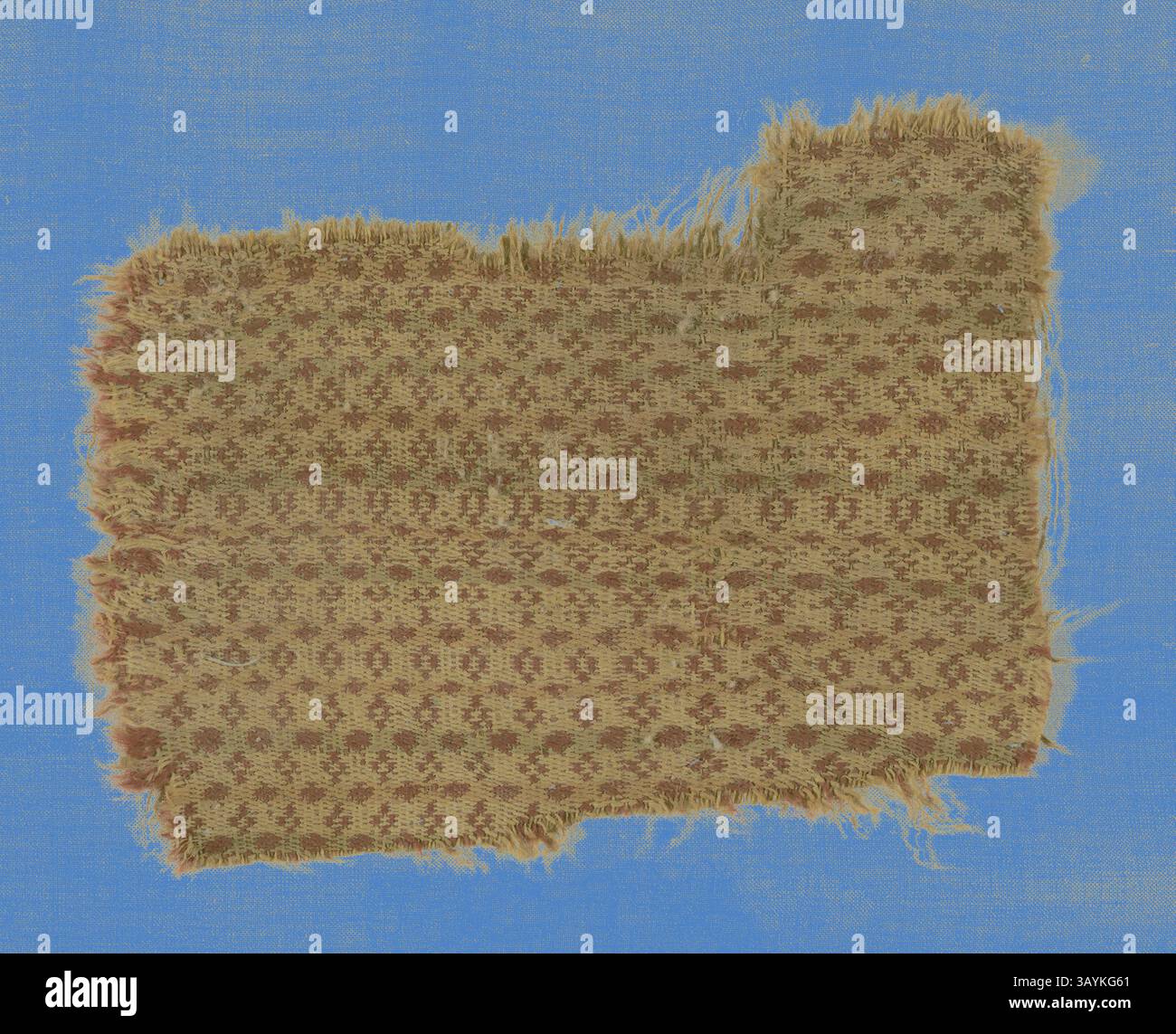 Ein Stück Textil mit einem sich wiederholenden geometrischen Muster in warmen Tönen, mit ausgefransten Kanten und einer strukturierten Oberfläche. Der Hintergrund bildet einen Kontrast zu einem leuchtenden Blau. Fragment, römische Periode (30 v. Chr.–641 n. Chr.), 4. Jahrhundert, Ägypten, Wolle, Verbundgewebe, 10,8 x 15,2 cm (4 1/4 x 6 Zoll) Klassische Kunst mit modernem Touch, neu interpretiert von Artotop Stockfoto