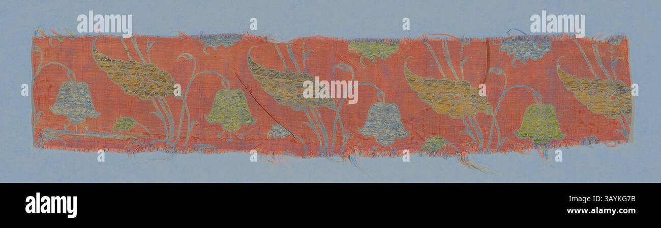 Ein schmales Textilfragment mit komplexen Mustern aus stilisierten Blumen und grünen Weinstöcken in leuchtenden Farben vor einem satten Hintergrund. Das Design zeigt feine Details, die die Handwerkskunst des Stoffes hervorheben. Fragment (Kleidungsstoff), 1600/50, Iran (Persien), Iran, Seide, 9 x 45,2 cm (3 1/2 x 17 3/4 Zoll) Klassische Kunst mit modernem Touch, neu interpretiert von Artotop Stockfoto