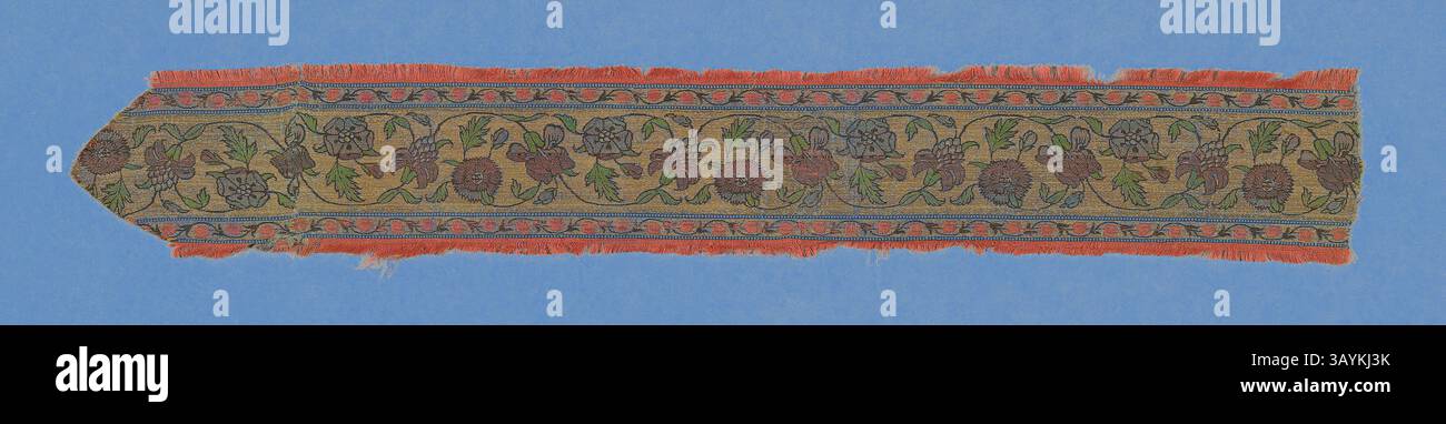 Ein langes, aufwändig gewebtes Textil mit einem sich wiederholenden Blumen- und Weinmuster in lebhaften Farben, umrandet von einem Fransenrand. Das Design zeigt eine reiche Mischung aus botanischen Motiven, die die Handwerkskunst und den künstlerischen Stil seiner Herkunft hervorheben. Fragment (Grenze), 17. Jahrhundert, Iran (Persien), Iran, Gold gewebte Grenze. 8,2 x 53,1 (1/4 x 21 Zoll) Klassische Kunst mit modernem Touch, neu interpretiert von Artotop Stockfoto