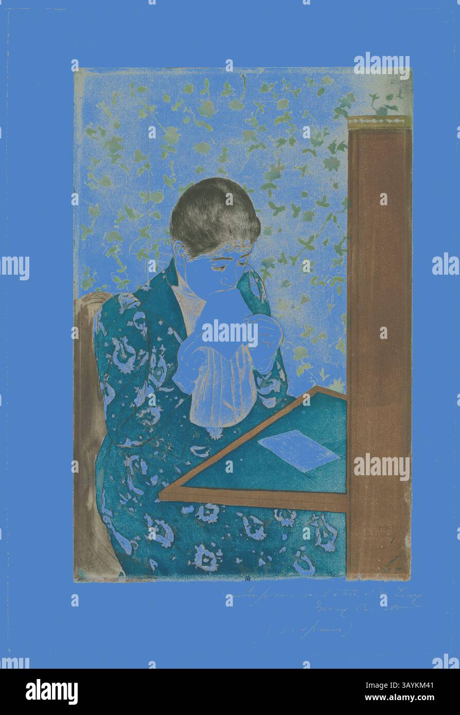 Eine junge Frau in einem gemusterten blauen Kleid sitzt an einem Tisch, versunken in die zarte Aufgabe, ein Stück Stoff zu falten, während sie von einem floralen Hintergrund umgeben ist. Die Szene weckt ein Gefühl von ruhiger Konzentration und Intimität. The Letter, 1890/91, Mary Cassatt (amerikanisch, 1844-1926), gedruckt mit Leroy (Französisch, aktiv 1876-1900), USA, Farbe Aquatint mit Trockenpunkt, von drei Platten, auf weißem Büttenpapier, 345 x 211 mm (Bild/Platte), 437 x 297 mm (Blatt) Klassische Kunst mit modernem Twist, neu interpretiert von Artotop Stockfoto