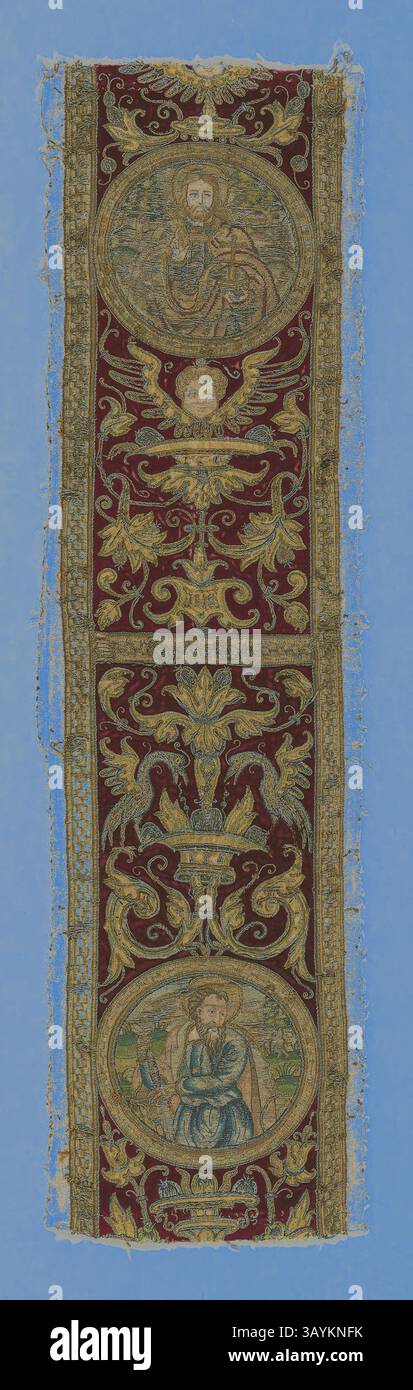 Ein wunderschön detailliertes Textil mit verzierten Blumenmustern und runden Medaillons, das religiöse Figuren, umgeben von raffiniertem Gold und farbenfrohen Motiven, zeigt einen reichen Wandteppich aus Kunstfertigkeit und Spiritualität. Orphrey, 16. Jahrhundert, Spanien, Samt mit Applikation und gepolsterter Goldschnur, 88,3 x 25,7 cm (34 3/4 x 10 1/8 Zoll) Klassische Kunst mit modernem Touch, neu interpretiert von Artotop Stockfoto