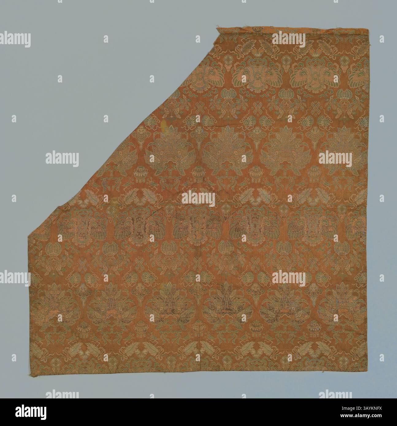 Ein detailreiches Textil mit komplizierten Blumen- und Laubmustern in warmen Farbtönen, das die Handwerkskunst traditioneller Stoffmuster demonstriert. Das Stück hat ein komplexes Layout, das Symmetrie und kunstvolle Details betont. Uchishiki (Altartuch), Edo-Zeit (1615–1868), 1775/1800, Japan, fünfseitiges Stück Kinran, raffiniertes Satin, Seide und vergoldetes Papier, 67,3 x 67,3 cm (26 1/2 x 26 1/2 Zoll) Klassische Kunst mit modernem Touch, neu interpretiert von Artotop Stockfoto