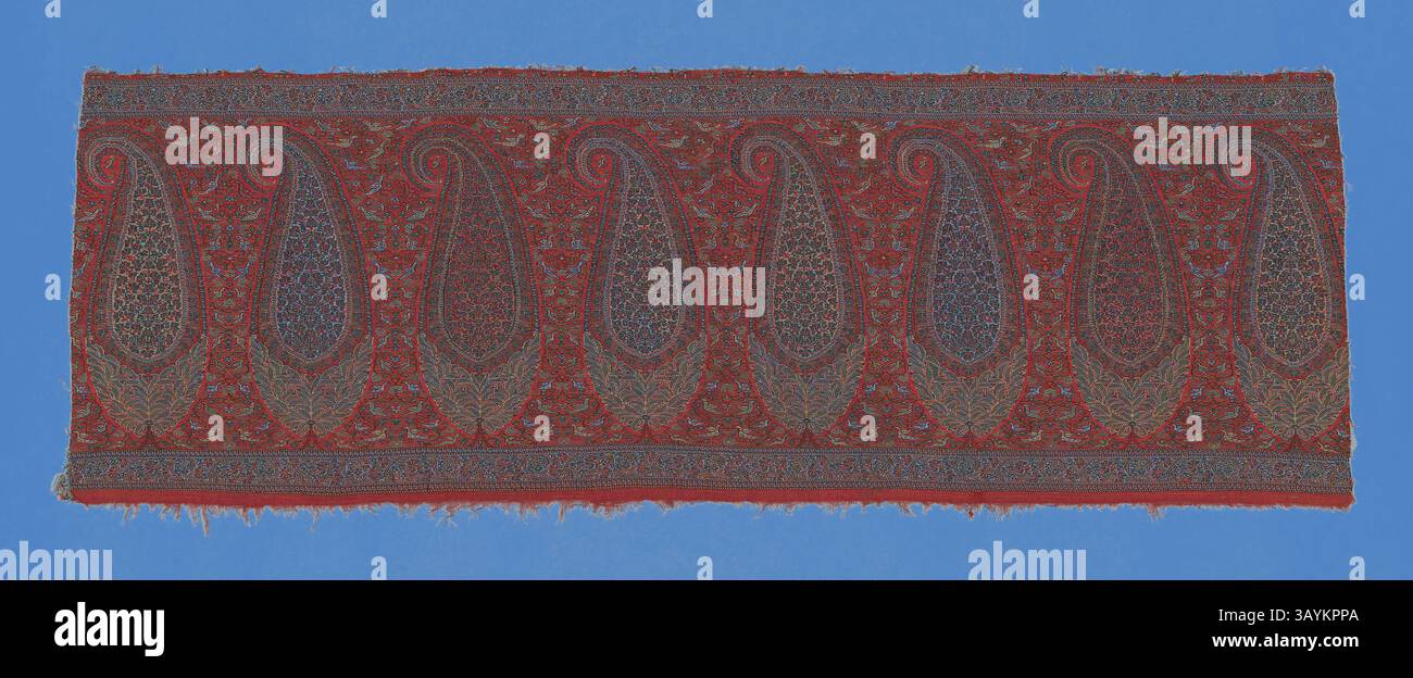 Ein lebendiges Textil mit einem komplizierten Paisley-Muster, das durch sattes Rot und detaillierte Verzierungen in komplementären Farben hervorgehoben wird. Das Design zeigt sich mit sich wiederholenden Tropfenformen, die Eleganz und Tradition symbolisieren. Fragment (Schals Grenze), 1800/25, Indien, Indien, Wolle, doppelt ineinander greifendes 2:2-S-Twill-Gewebe, 45,5 x 127 cm (17 7/8 x 50 Zoll) Klassische Kunst mit modernem Touch, neu interpretiert von Artotop Stockfoto