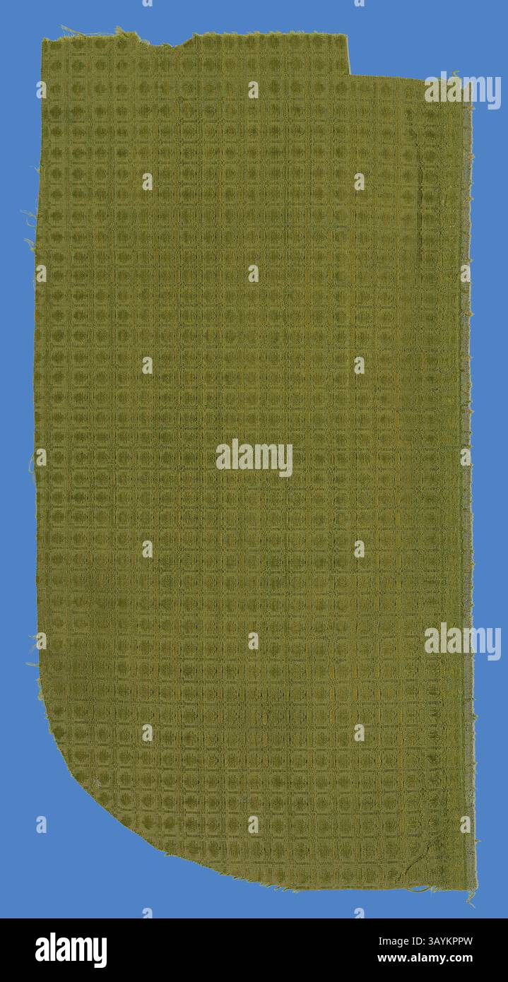 Ein strukturiertes, grünes Stoffmuster mit gemustertem Gittermuster und abgerundetem Rand auf einer Seite. Der Hintergrund bildet einen Kontrast zu einem lebhaften Blau, das die einzigartige Textur und Farbe des Stoffes unterstreicht. Fragmente, 16. Jahrhundert, Spanien oder Italien, Spanien, Seide, geschnittener, entfallener Samt auf glattem Webfundament, 53,5 x 27 cm (21 x 10 5/8 Zoll) Klassische Kunst mit modernem Touch, neu interpretiert von Artotop Stockfoto
