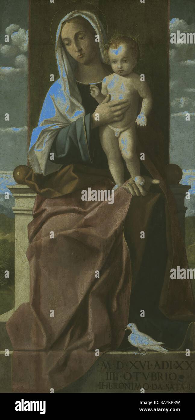 Eine heitere Darstellung der Jungfrau Maria, die sanft den Jesuskinder hält, der nach oben blickt. Maria ist mit blauen und weißen Gewändern geschmückt, die Gnade und mütterliche Liebe vermitteln. Hinter ihnen entfaltet sich eine friedliche Landschaft, während eine Taube zu ihren Füßen liegt, die Reinheit und Frieden symbolisiert. Jungfrau und Kind enthroned, 1516, Girolamo da Santacroce, Italienisch, fl. 1503, d. 1556, Italien, Tempera oder Öl auf Platte, auf Leinwand übertragen, 86,9 x 44,7 cm (34 1/4 x 5/8 Zoll) Klassische Kunst mit modernem Touch, neu interpretiert von Artotop Stockfoto