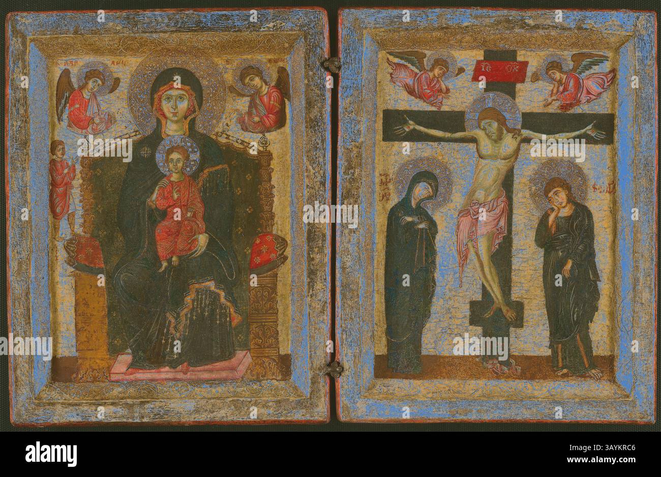 Ein religiöses Diptychon mit zwei ikonischen Szenen: Links thront die Jungfrau Maria mit dem Christuskind in ihren Armen, umgeben von Engeln; rechts die Kreuzigung Jesu, flankiert von trauernden und ehrfürchtigen Figuren, vor einem reich detaillierten goldenen Hintergrund. Diptychon der Jungfrau und des Kindes thront und der Kreuzigung, 1275/85, östliches Mittelmeer oder Italienisch, Italien, Tempera auf Platte, linker Flügel: 38 x 29,5 cm (14 15/16 x 11 5/8 Zoll), gemaltes Bild linker Flügel: 29,8 x 22,3 cm (11 3/4 x 8 3/4 Zoll) Klassische Kunst mit modernem Touch, neu interpretiert von Artotop Stockfoto