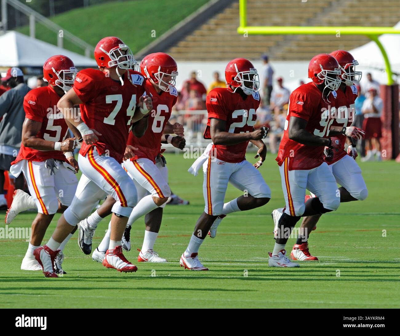 31. Juli 2010: Rookie Safety Eric Berry #29 von den Kansas City Chiefs führt einige Übungen mit Teamkollegen Bobby Greenwood #74, Ryan Succop #6, Pierre Walters #97 und Wallace Gilberry #92 während des Trainingslagers auf dem Campus der Missouri Western State University in St. Joseph, Missouri durch. (Kreditbild: © Peter Aiken/Cal Sport Media/ZUMApress.com) Stockfoto