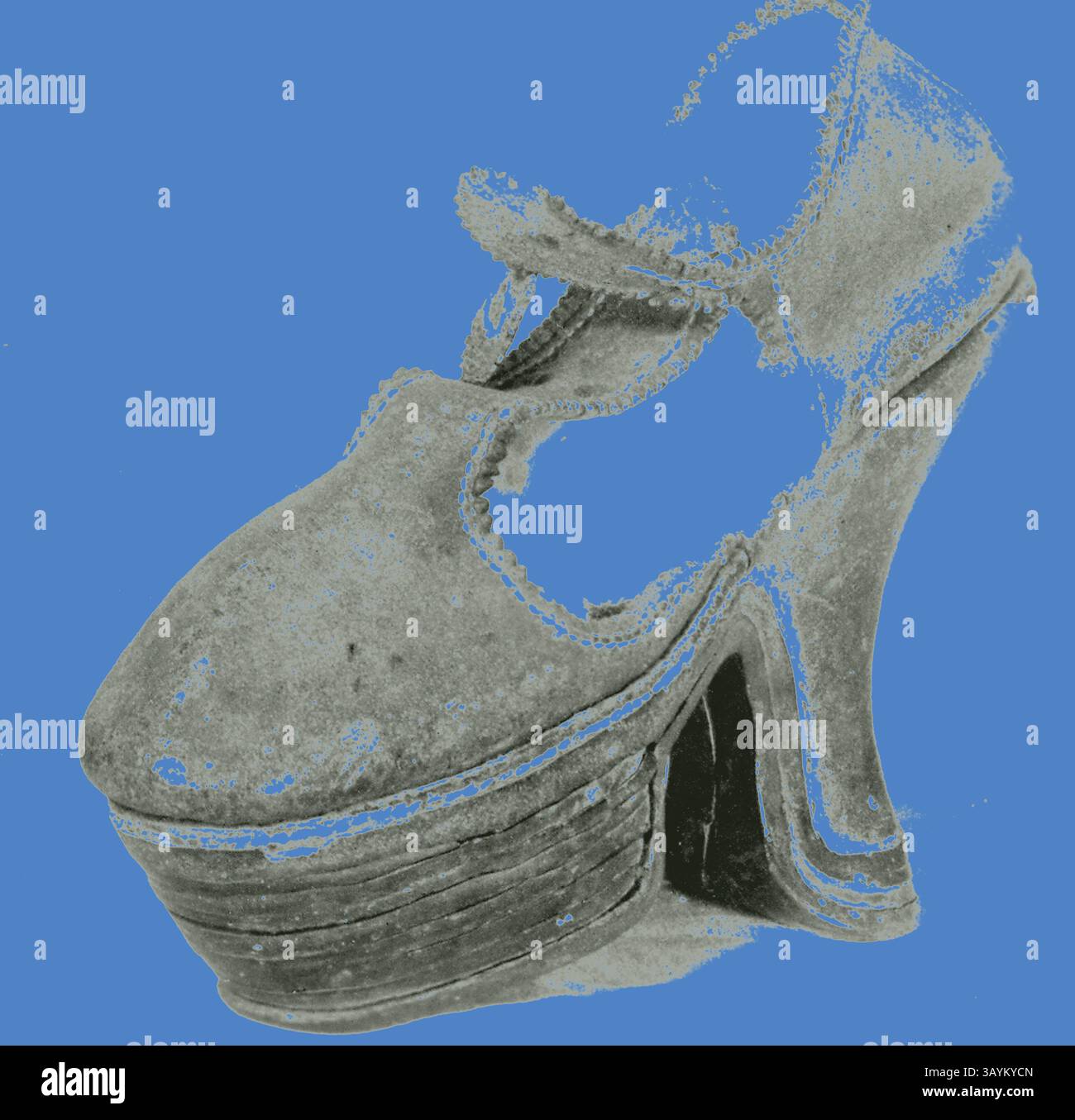 Ein Vintage-Schuh mit hohem Absatz und einzigartigem Design mit Mary Jane Riemen und einer dicken, geformten Sohle. Das veraltete Erscheinungsbild verleiht Charakter und hebt Verschleiß und Textur hervor. Schuh, 18. Jahrhundert, Frankreich oder Niederlande, Frankreich, Leder und Holz Klassische Kunst mit einem modernen Touch, neu gestaltet von Artotop Stockfoto