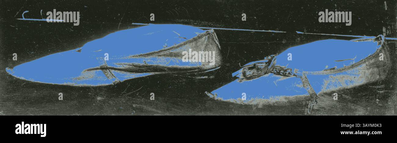 Zwei Paar Schuhe sind abgebildet und zeigen ein einzigartiges Design. Ein Paar wird aufrecht angezeigt, während das andere auf der Seite liegt und deren Formen und Texturen hervorhebt. Die Schuhe verfügen über einen deutlichen Farbkontrast, der ihrer Präsentation ein auffälliges visuelles Element verleiht. Paar Schuhe, c.1790s, Dixon Clement & Dixon (Englisch, c, 1700s), England, Leder und Kid Classic Art mit einem modernen Touch, der von Artotop neu interpretiert wurde Stockfoto