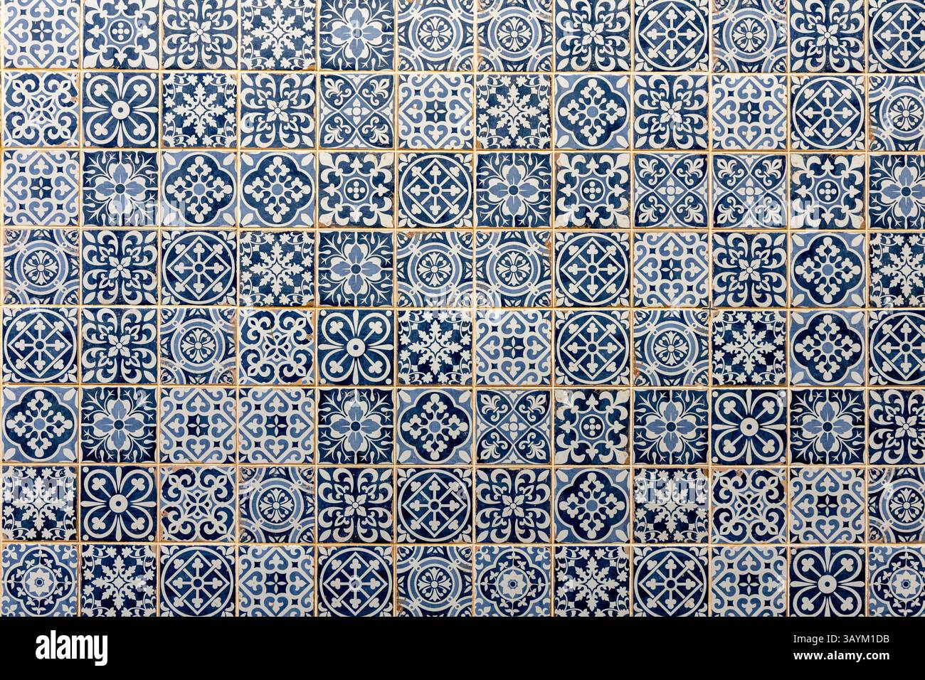 Blaue und weiße Fliesen im Vintage-Stil schaffen eine farbenfrohe Wand Stockfoto