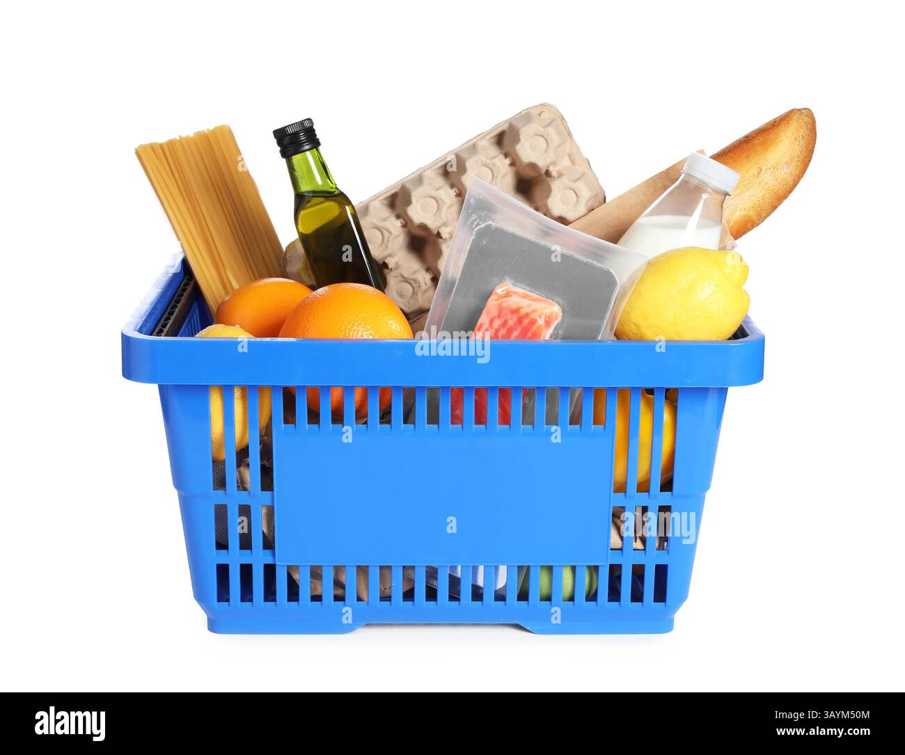 Warenkorb mit verschiedenen Lebensmittelprodukten, isoliert auf weiß Stockfoto