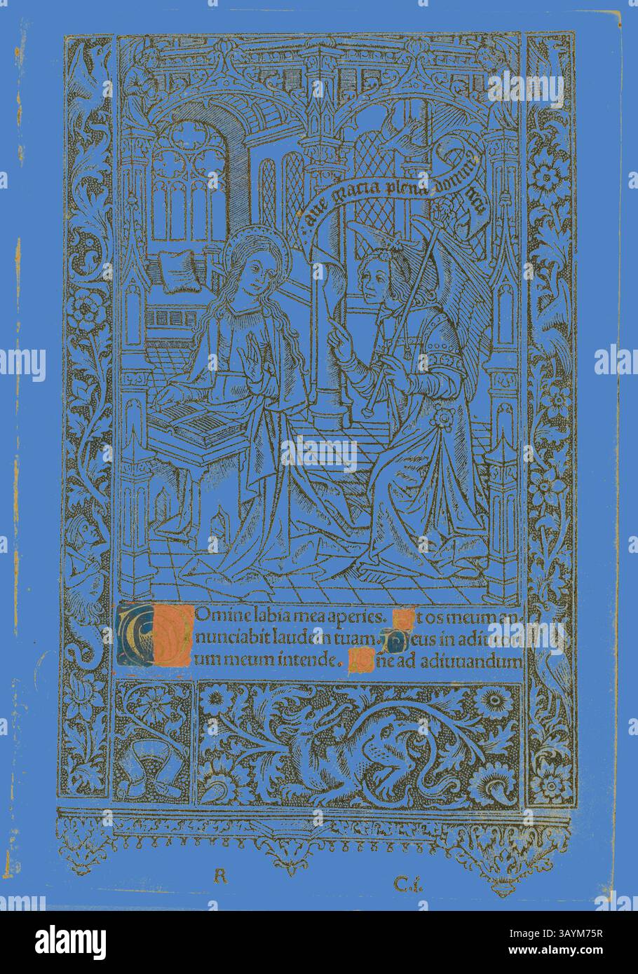 Eine komplizierte Illustration, die eine religiöse Szene zeigt und zwei Figuren zeigt, die in einem Dialog stehen. Eine Figur sitzt, die andere steht mit einem kunstvollen Stab, umgeben von detaillierten architektonischen Elementen und dekorativen Motiven. Textelemente in lateinischer Sprache verbessern den spirituellen Kontext des Kunstwerkes. Verkündigung, aus dem Stundenbuch, n.d., Thielmann Kerver, deutsch, aktiv 1497-1524, Deutschland, Holzschnitt (oder solf Metal Relief Cut) in Schwarz, mit handkolorierter Färbung, auf Pergament, 153 x 91 mm Klassische Kunst mit einem modernen Twist von Artotop neu interpretiert Stockfoto