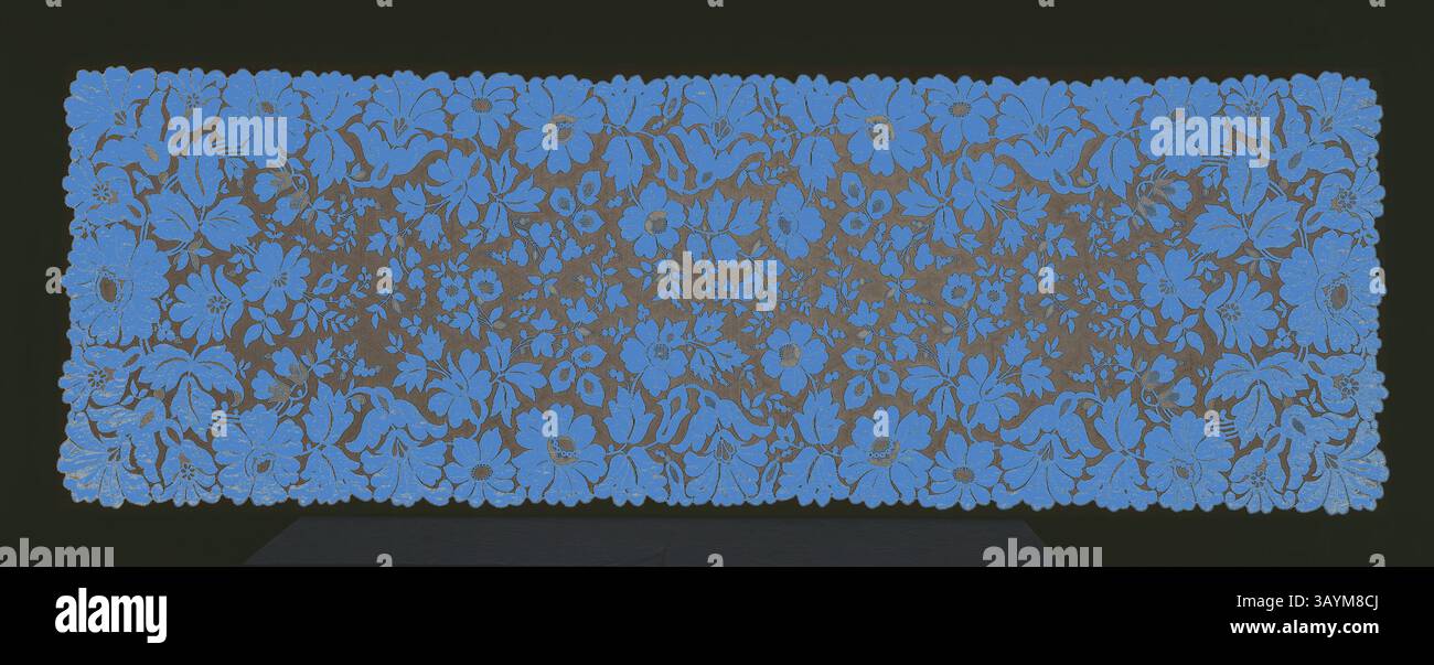 Ein detailliertes Textildesign mit komplizierten Blumenmustern, das ein leuchtendes Blau vor einem kontrastierenden Hintergrund zeigt. Die Komposition zeigt eine harmonische Mischung aus verschiedenen Blüten und Blättern, die in einem fesselnden, symmetrischen Layout angeordnet sind. Schal, 1860er Jahre, wahrscheinlich Frankreich, Frankreich, Seide, Druckmaschinenspitze, 285,1 x 94,7 cm (110 1/4 x 37 1/4 Zoll) Klassische Kunst mit modernem Touch, neu interpretiert von Artotop Stockfoto