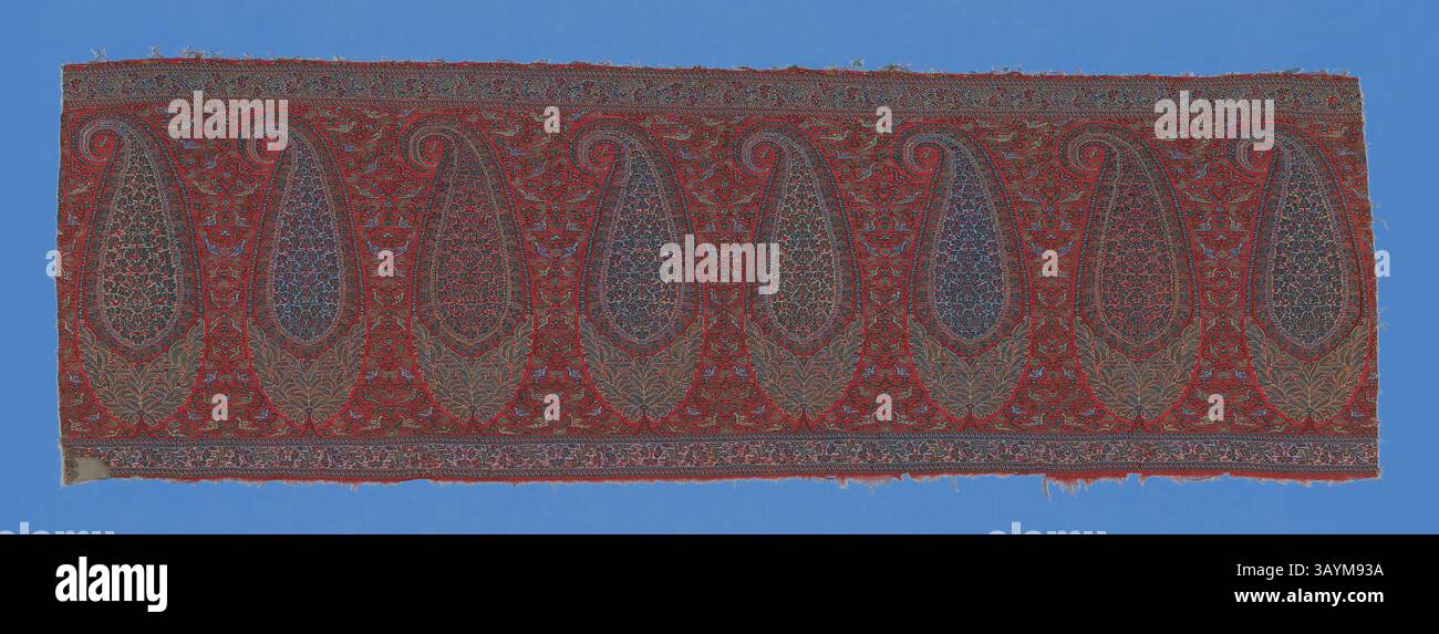 Ein kompliziertes Textil mit einer Reihe eleganter Paisley-Motive in sattem Rot und dezentem Blau, eingerahmt von dekorativen Borten. Das Design zeigt detaillierte Muster, die ein Gefühl traditioneller Handwerkskunst hervorrufen. Schal Border Fragment, ca. 1820, Indien, Indien, Wolle, doppelt ineinander greifendes 2:2-S-Twill-Gewebe, Hauptkettfransen, A: 40,6 x 127,2 cm (16 x 50 Zoll) Klassische Kunst mit modernem Touch, neu interpretiert von Artotop Stockfoto