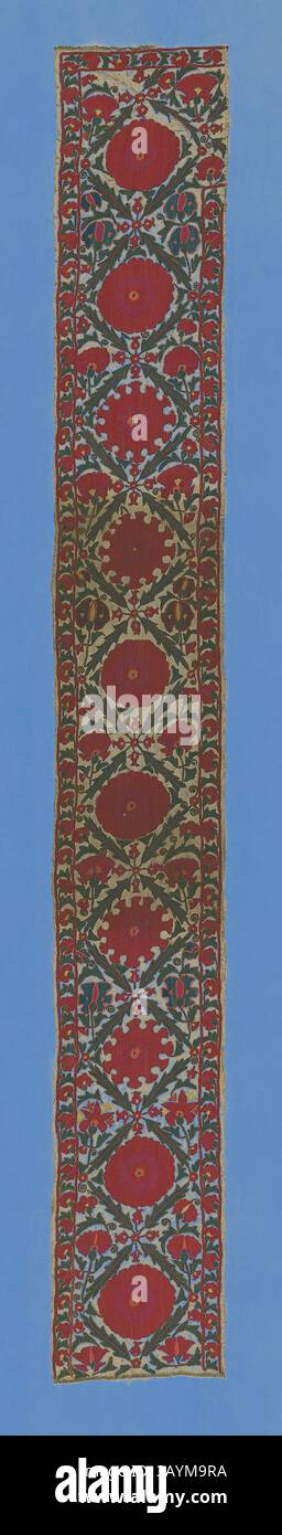 Ein wunderschön detailliertes Textil mit leuchtenden roten Blumenmustern und komplexen grünen Motiven, elegant in einem vertikalen Design angeordnet. Die satten Farben und das symmetrische Layout sorgen für eine beeindruckende visuelle Wirkung und zeigen traditionelle Handwerkskunst. Grenze, 19. Jahrhundert, Buchara, Usbekistan, Usbekistan, Leinen aus mehrfarbiger Seide bestickt, 224,6 x 29,2 cm (88 3/8 x 11 1/2 Zoll) Klassische Kunst mit modernem Touch, neu interpretiert von Artotop Stockfoto