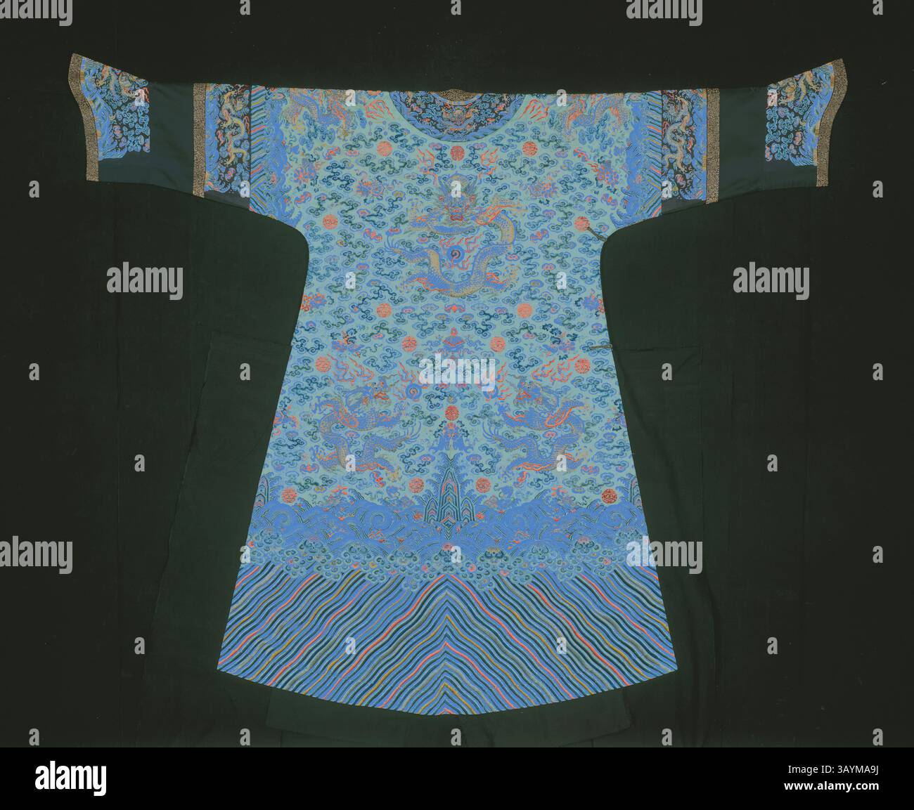 Ein reich verziertes zeremonielles Gewand mit komplizierten Drachenmustern, Blumenmotiven und lebhaften Farben, die traditionelle Handwerkskunst und kulturelle Bedeutung verkörpern. Das Design zeigt detaillierte Stickerei und ein symmetrisches Layout, das die Kunstfertigkeit der Textilarbeiten unterstreicht. Kaiserin Jifu (halbformales Hofgewand), Qing-Dynastie (1644–1911), 1840/60, Mandschu, China, Seide, Kettfloatbesatz 2:1 S-Köperbindung, bestickt mit Seide, mit Blattgold überlackierter, mit Papierstreifen umwickelter Seide und mit vergoldeten und silberfarbenen Metallstreifen umwickelter Seide in Knoten, Satin und Stielstichen, gearbeitete Arbeiten und Liegen Stockfoto