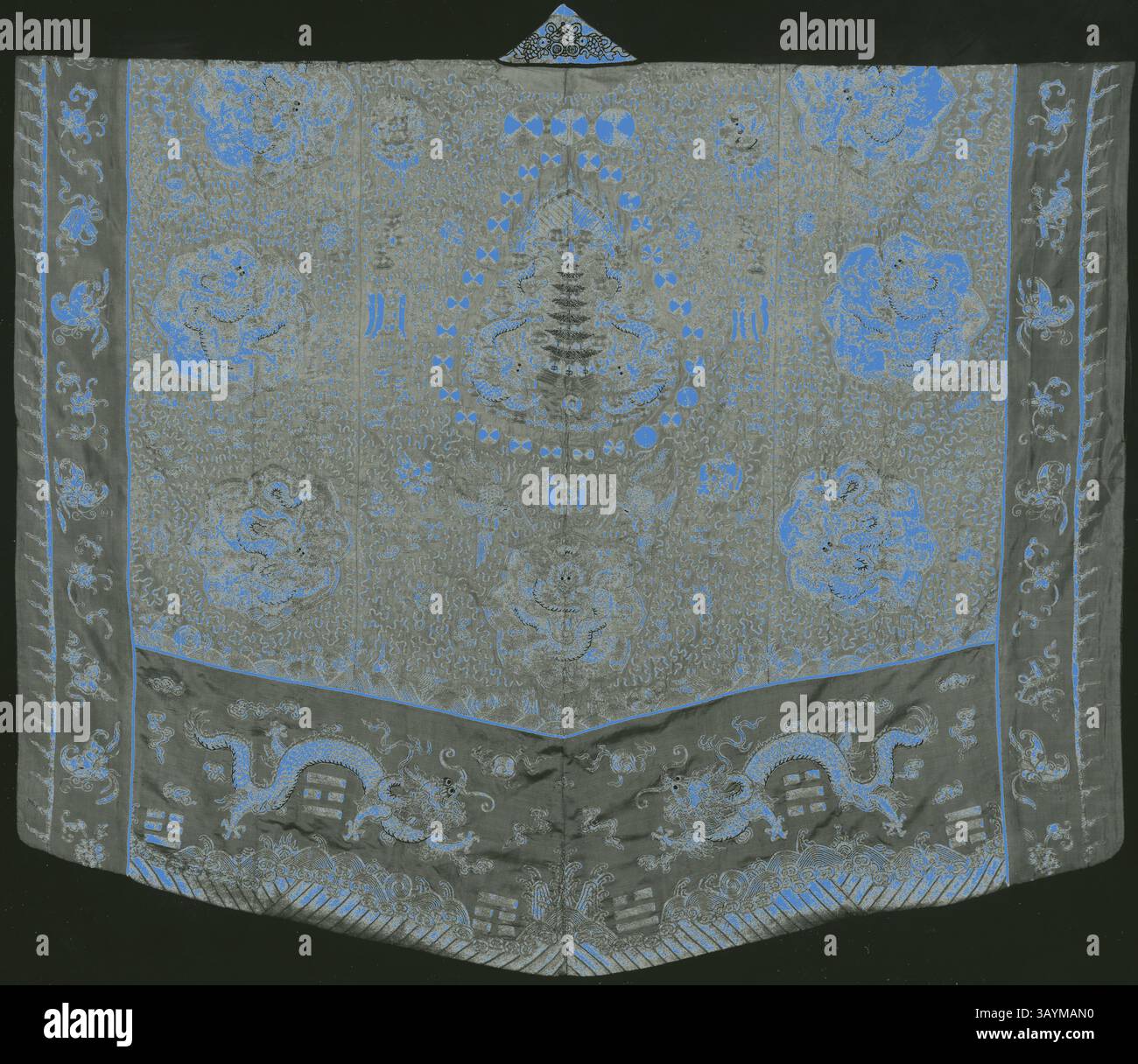 Ein aufwendig gesticktes Textil mit raffinierten Designs, darunter Blumenmotive und mythische Kreaturen, die sich um einen symbolischen Baum drehen. Die Handwerkskunst zeigt detaillierte Muster und reichhaltige Texturen. Gewand (für einen taoistischen Priester ersten Grades), Qing-Dynastie (1644–1911), 1850/1900, Han-Chinesisch, China, Seide und Baumwolle, Leinengewebe und Seide, Leinengewebe mit selbstgemustertem Muster aus Schussfadenflossern, bestickt mit Seide und Blattgold, mit Papierstreifen umhüllter Baumwolle in Ketten-, Ösen- und Satinstichen, gearbeitete Arbeiten und Couches, Kragen- und Kantenbesatz: Seide, Kettfließband 4:1 und 6:1 Stockfoto