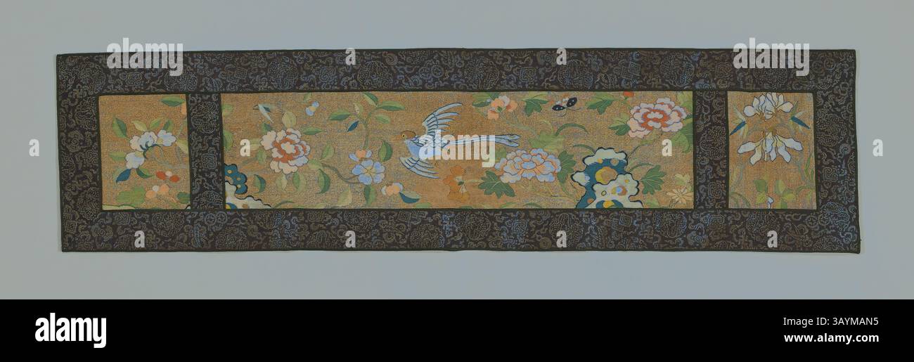 Ein dekoratives Textil mit leuchtenden Blumenmotiven neben einem anmutig aufragenden Vogel, eingerahmt von einem verzierten schwarzen Rand. Das komplizierte Design zeigt eine harmonische Mischung aus Natur und Kunstfertigkeit. Valance, Ming-Dynastie (1368–1644), 1600/44, China, Gold Ko'ssu Strip. 21,8 x 86,6 cm (8 5/8 x 34 1/8 Zoll) Klassische Kunst mit modernem Touch, neu interpretiert von Artotop Stockfoto