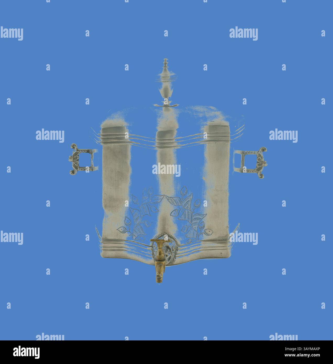 Ein kunstvoll verziertes Objekt mit einem zentralen dekorativen Element, umgeben von komplizierten Details, alle auf einem leuchtend blauen Hintergrund. Das Design zeigt Blumenmotive und raffinierte, symmetrische Verzierungen. Wandzisterne mit Hahn, ca. 1790, Heinrich II Hiller, Schweiz, 1732-1797, Schweiz, Sankt Gallen, Zinn und Messing, 24,8 x 26,7 x 16,5 cm (9 3/4 x 10 1/2 x 6 1/2 Zoll) Klassische Kunst mit modernem Touch, neu interpretiert von Artotop Stockfoto