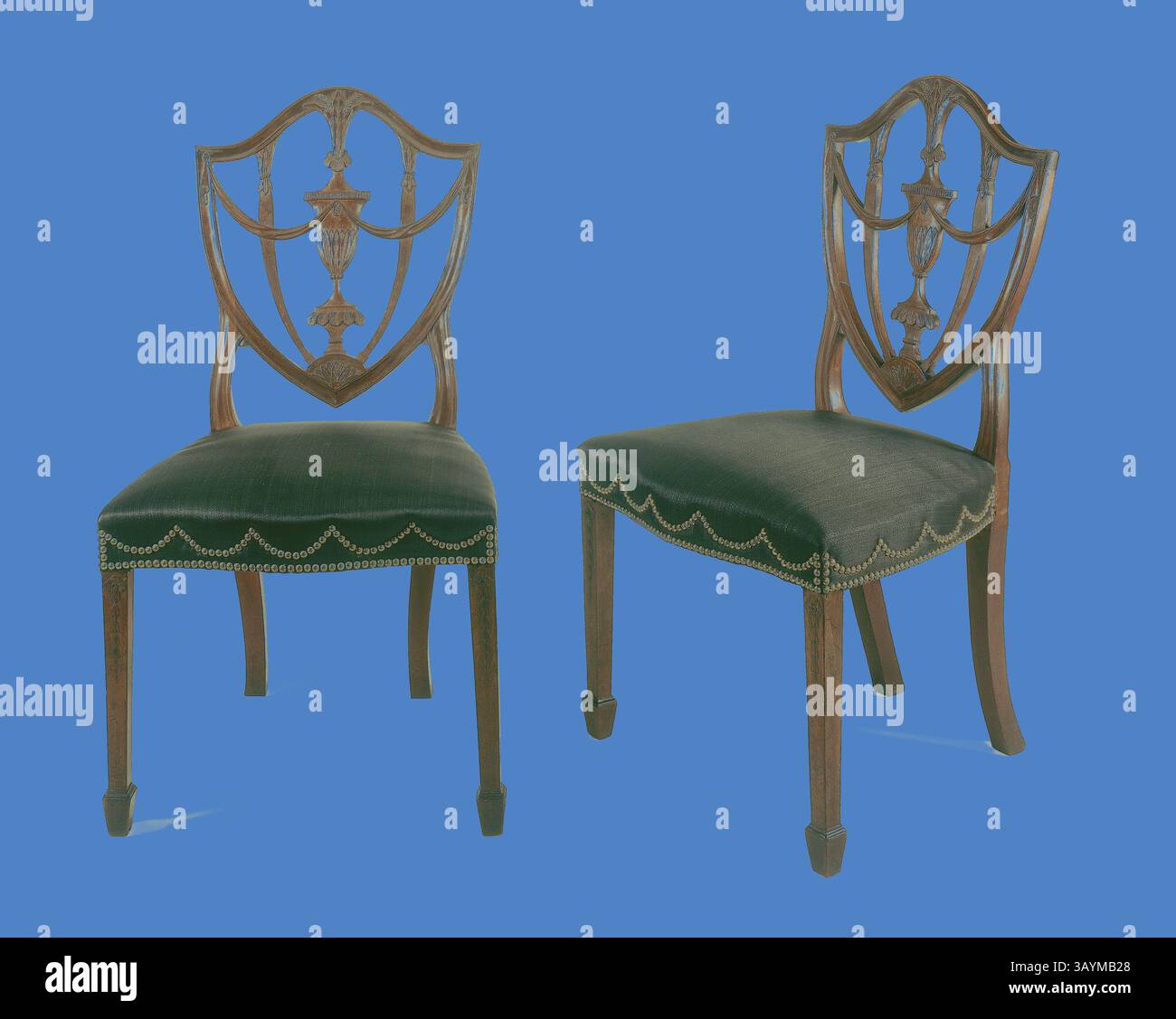 Zwei elegante Stühle mit kompliziertem Rückendesign sind mit einem klassischen Urnenmotiv versehen. Die Sitze sind mit einem satten grünen Stoff bezogen und mit dekorativen Nähten an den Kanten versehen, die einen raffinierten Look schaffen. Side Chair (einer von einem Paar), 1794/99, Carving zugeschrieben Samuel McIntyre, Amerikaner, 1757–1811, Salem, Massachusetts, Salem, Mahagoni, Esche und Birke, 97,2 x 54 x 47 cm (38 1/4 x 21 1/4 x 1/2 Zoll) Klassische Kunst mit modernem Touch, neu interpretiert von Artotop Stockfoto