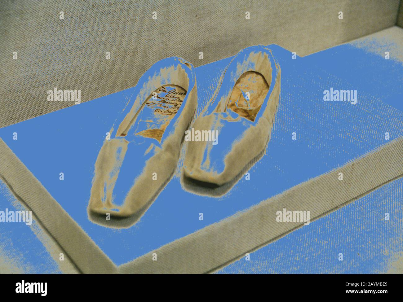 Elegante Vintage-Schuhe auf einer strukturierten Oberfläche, die ihr kompliziertes Design und ihre Handwerkskunst zum Ausdruck bringen. Paar Schuhe (formell zu Queen Victoria 1819–1901), um 1850, entworfen von Gundry & Sons (Englisch, aktiv um 1850), England, London, London, London, Leder und Seide, Satingewebe, 23 x 7 x 3,5 cm (9 1/16 x 2 3/4 x 1 3/8 Zoll) Klassische Kunst mit modernem Touch, neu interpretiert von Artotop Stockfoto