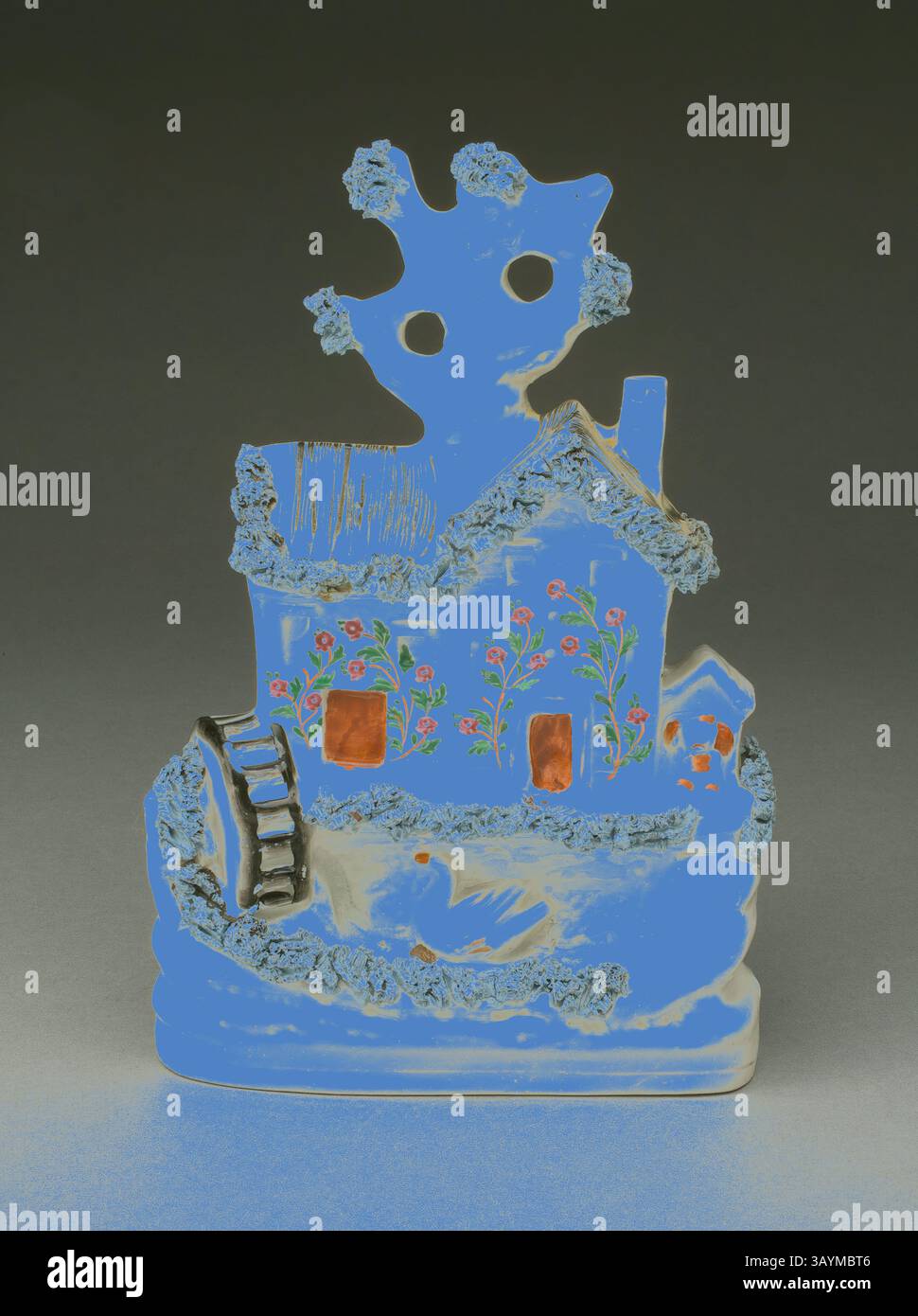 Ein skurriles Keramikstück mit einem hübschen Haus mit bunten Blumen, einem kleinen Zaun und einer ruhigen Landschaft, die durch verspielte, fantasievolle Details hervorgehoben wird. Chorney Ornament, ca. 1830, England, Staffordshire, Staffordshire, glasiertes Steingut mit polychromem Emaildekor, 15,1 x 5,2 x 22,2 cm (5 5/16 x 2 1/16 x 8 3/4 Zoll) Klassische Kunst mit modernem Touch, neu interpretiert von Artotop Stockfoto