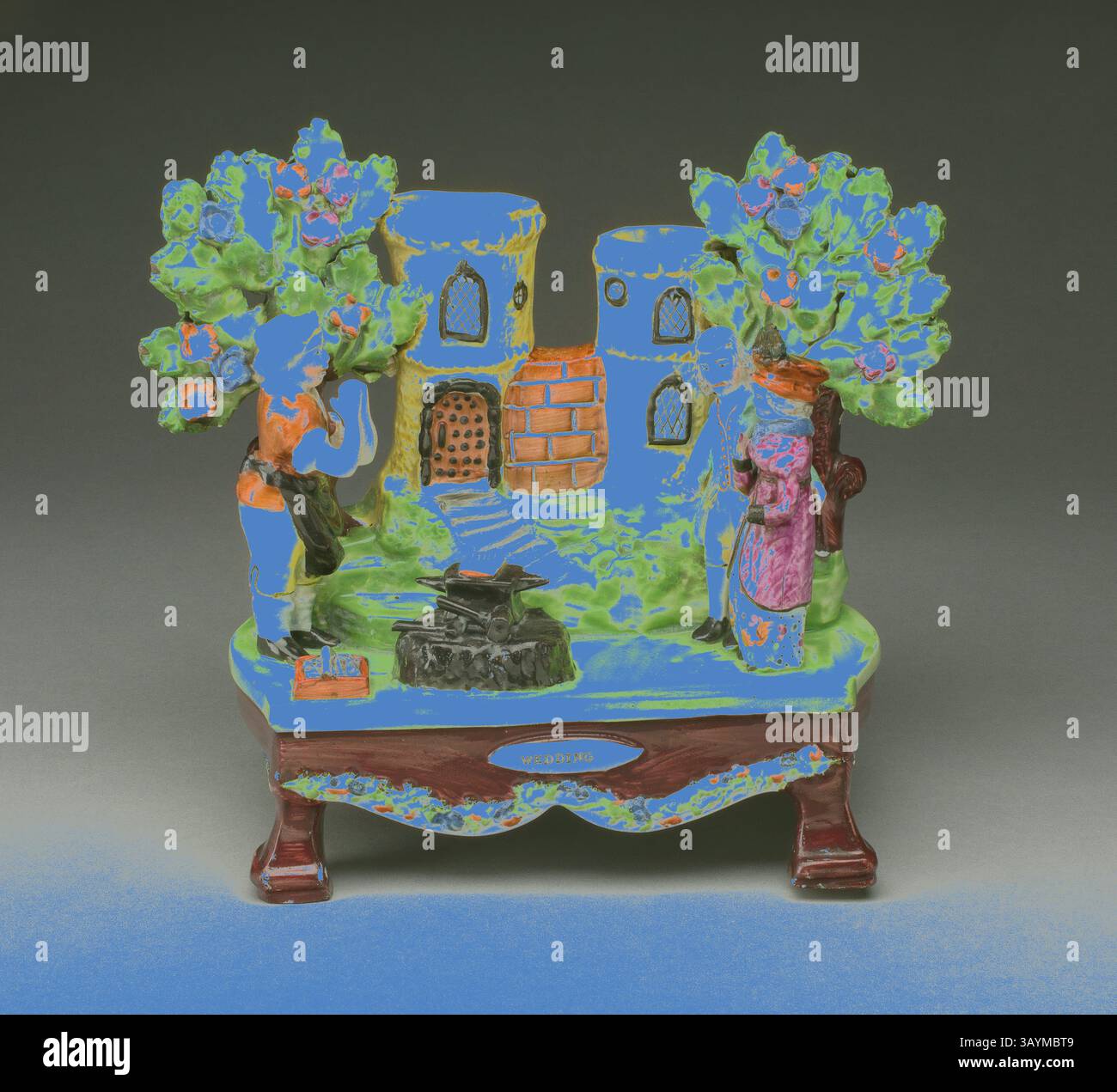 Eine lebendige Keramikfigur, die eine skurrile Szene mit zwei farbenfrohen Charakteren darstellt, umgeben von üppigen Bäumen und einer bezaubernden Landschaft mit einer Steinstruktur und Werkzeugen, die alle auf einer kunstvollen Basis ruhen. Chorney Ornament: Wedding, ca. 1820, England, Staffordshire, Staffordshire, glasiertes Steingut mit polychromem Emaildekor, 12 x 12,7 x 22,9 cm (8 1/4 x 5 x 9 Zoll) Klassische Kunst mit modernem Touch, neu interpretiert von Artotop Stockfoto