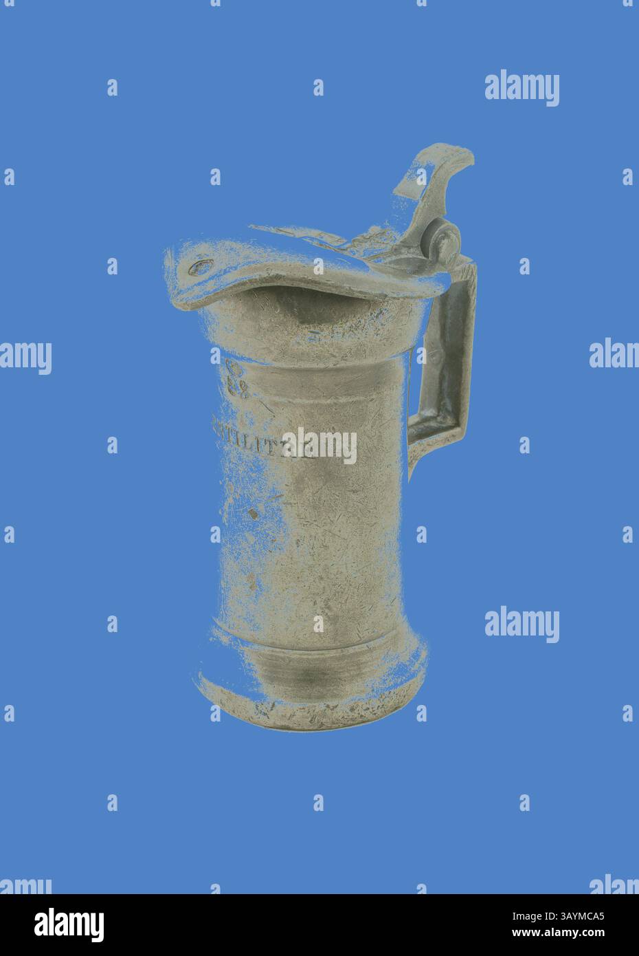 Ein Vintage-Trinkbecher mit Klappdeckel, gravierter Messmarkierung und einem robusten Griff vor einem leuchtend blauen Hintergrund. Zentilitermaß, 1875/1895, Maison Le Seigneur, Deverre, Caen, Frankreich, Caen, Zinn, 5,4 x 4,5 cm (2 1/8 x 1 3/4 (inkl. Griff) Zoll) Klassische Kunst mit modernem Touch, neu interpretiert von Artotop Stockfoto