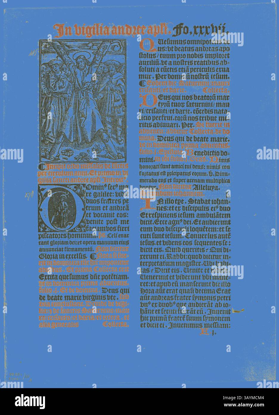 Ein historischer Text mit kunstvollen Illustrationen und detaillierter gotischer Schrift. Die linke Seite zeigt Figuren in einer göttlichen Szene, während die rechte lateinische Schrift religiöse Themen und Lehren beschreibt. Der lebendige Hintergrund verstärkt den Kontrast von Grafik und Typografie. Kreuzigung des Heiligen Andreas aus Missale Monasteriense, Platte 65 aus Holzschnitten aus Büchern des XVI Jahrhunderts, 1520, zusammengesetzt zu einem Portfolio 1937, Unbekannter Künstler (Französisch, 16. Jahrhundert), zusammengesetzt von Max Geisberg (Schweiz, 1875-1943), Frankreich, Metallschnitt auf Papier, 101 x 71 mm (Bild), 256 x 157 mm (Bild/text), 308 x 224 mm Stockfoto