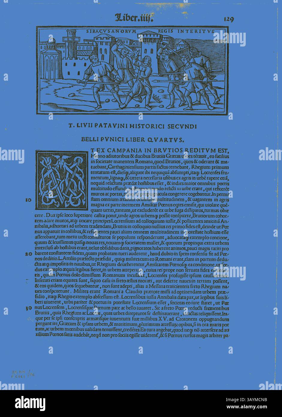 Eine alte Textseite zeigt eine mittelalterliche Illustration, die eine geschäftige Stadt mit Türmen und Gebäuden darstellt, ergänzt durch komplizierte Designs, die den Text unten einrahmen. Die Seite enthält eine historische Erzählung, die ein bedeutendes Ereignis in der Vergangenheit hervorhebt und ein Gefühl der Antike und Erforschung weckt. Siracusanorum Regis Interitus (die Ermordung des Königs der Syrakus) aus T. Livius Patavinus historicus duobus libris auctus, Platte 86 aus Holzschnitten aus Büchern des 16. Jahrhunderts, 1520, zusammengestellt zu Portfolio 1937, Zoan Andrea (Italienisch, 1475–1505), zusammengestellt von Max Geisberg (Schweiz, 1875-1943) Stockfoto
