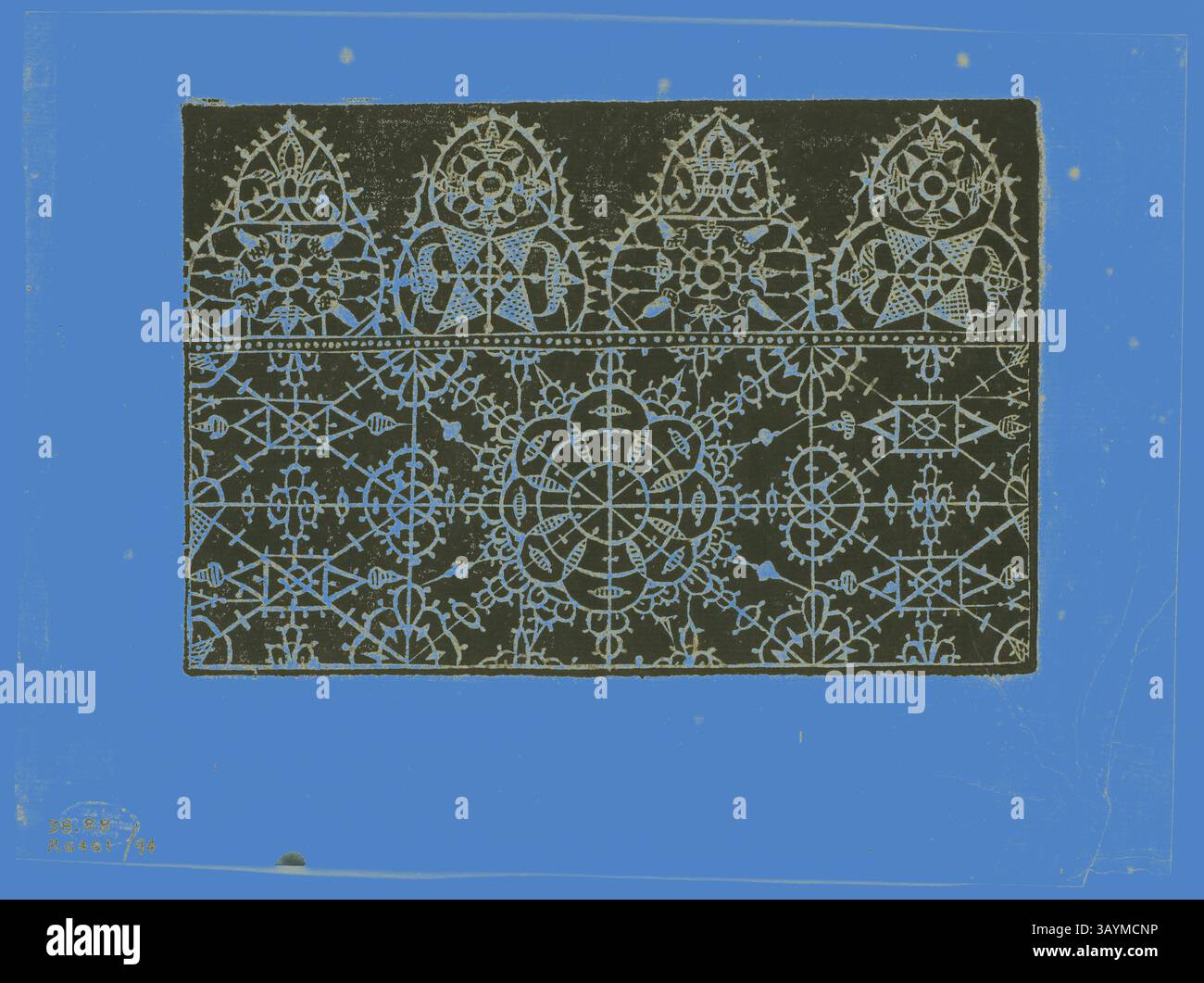 Ein kompliziertes Design mit geometrischen Mustern und stilisierten Figuren, die in einem symmetrischen Layout angeordnet sind. Die Komposition zeigt ein zentrales kreisförmiges Motiv, das von detaillierten dekorativen Elementen umgeben ist und die künstlerische Handwerkskunst unterstreicht. Blatt aus der Krone der edlen und tugendhaften Frauen, 1591, zusammengesetzt zu Portfolio 1937, Cesare Vecellio (Italienisch, ca. 1521-1601), zusammengesetzt von Max Geisberg (Schweiz, 1875-1943), Italien, Holzschnitt auf elfenbeinfarbenem Büttenpapier, 91 x 135 mm (Bild), 134 x 184 mm (Blatt) Klassische Kunst mit modernem Twist von Artotop neu interpretiert Stockfoto