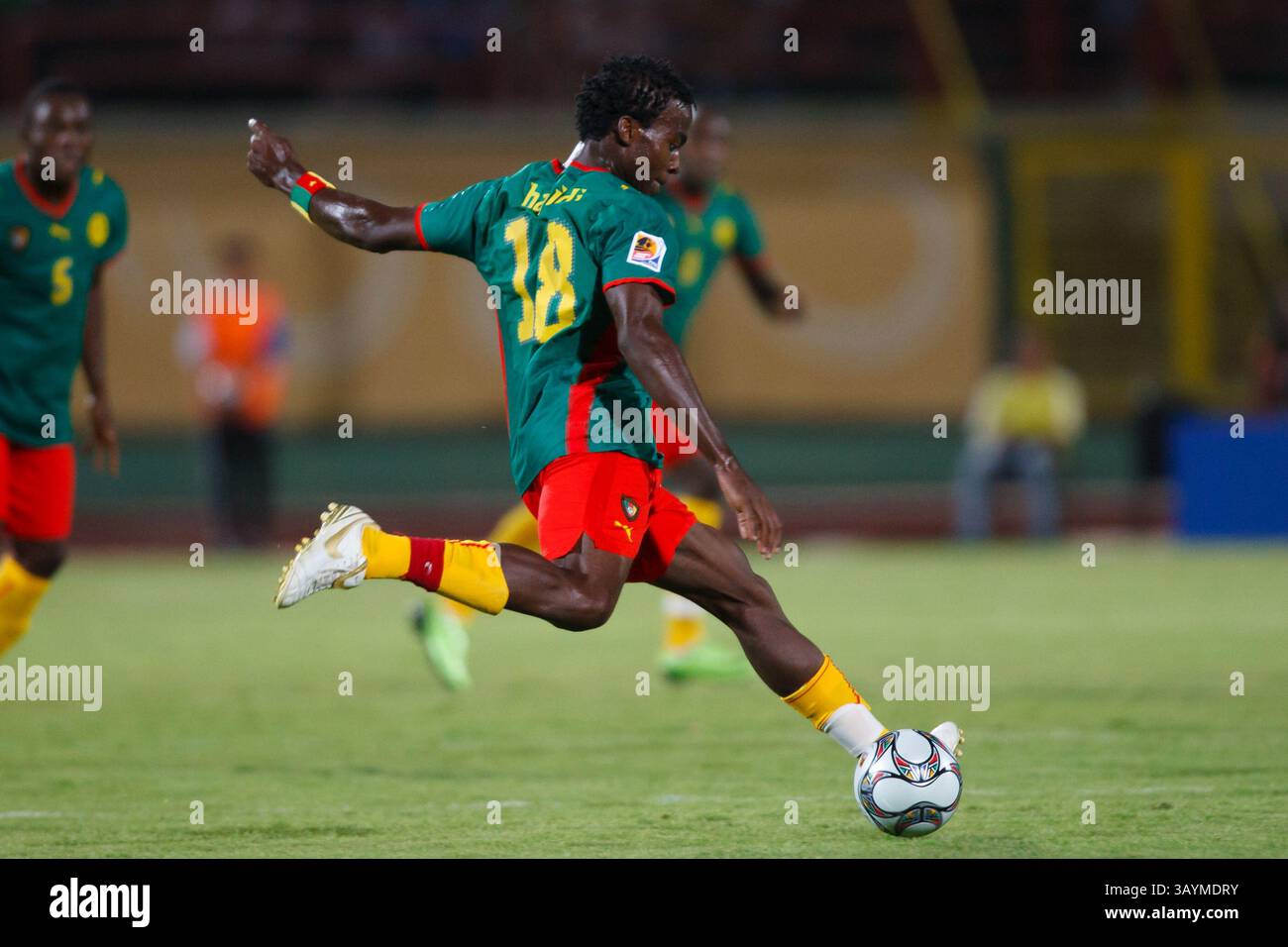 Jean-Jules Bapidi Fils aus Kamerun tritt am 26. September 2009 in Suez, Ägypten, in einem Spiel der FIFA U-20-Weltmeisterschaft gegen Südkorea an. Nur redaktionelle Verwendung. Kein Pushing auf die Nutzung mobiler Geräte. Kommerzielle Nutzung verboten. (Foto: Jonathan Paul Larsen / Diadem Images) Stockfoto