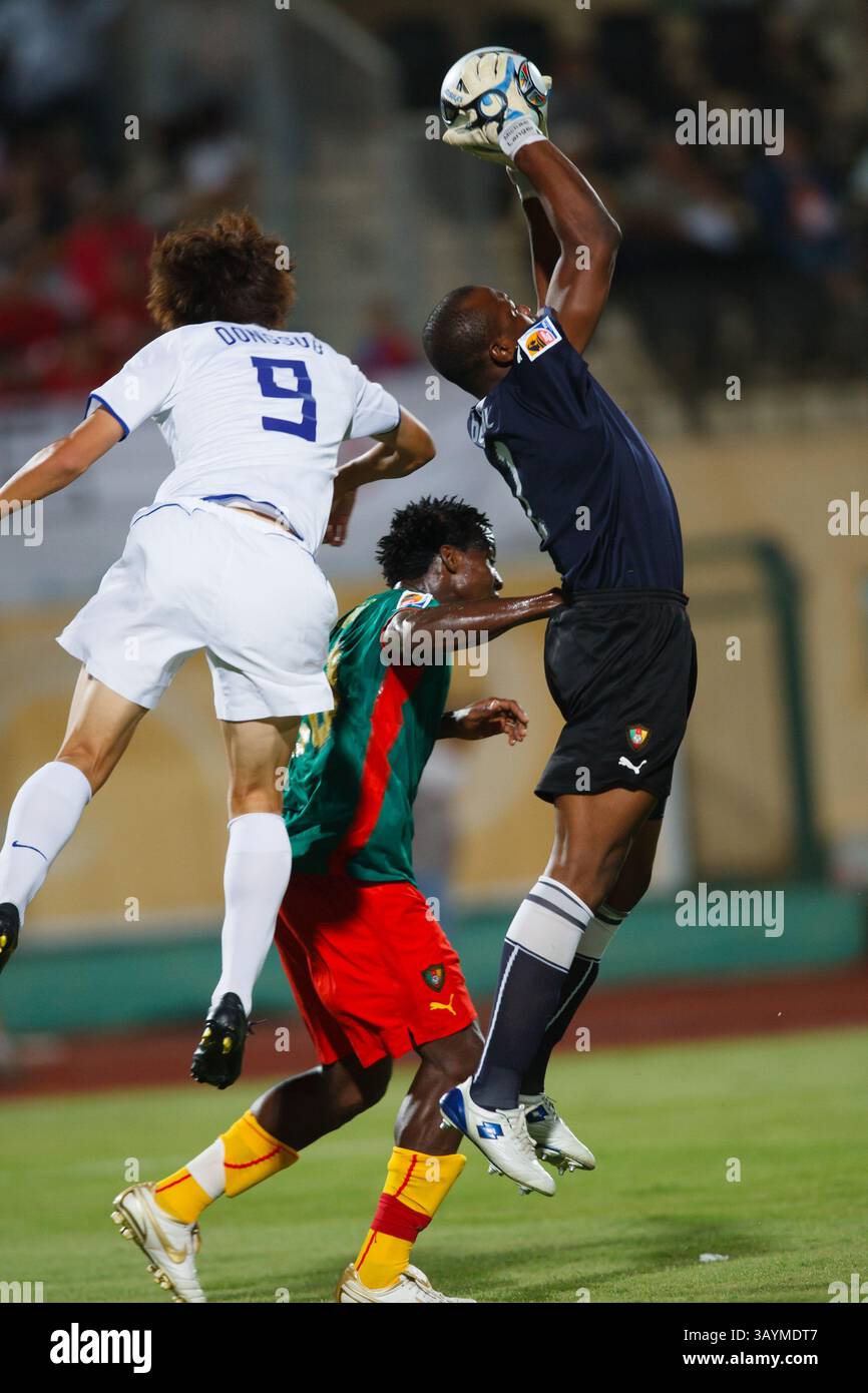 Torhüter Francois Beyokol aus Kamerun sichert sich beim Spiel der FIFA U-20-Weltmeisterschaft gegen Südkorea am 26. September 2009 in Suez, Ägypten. Nur redaktionelle Verwendung. Kein Pushing auf die Nutzung mobiler Geräte. Kommerzielle Nutzung verboten. (Foto: Jonathan Paul Larsen / Diadem Images) Stockfoto