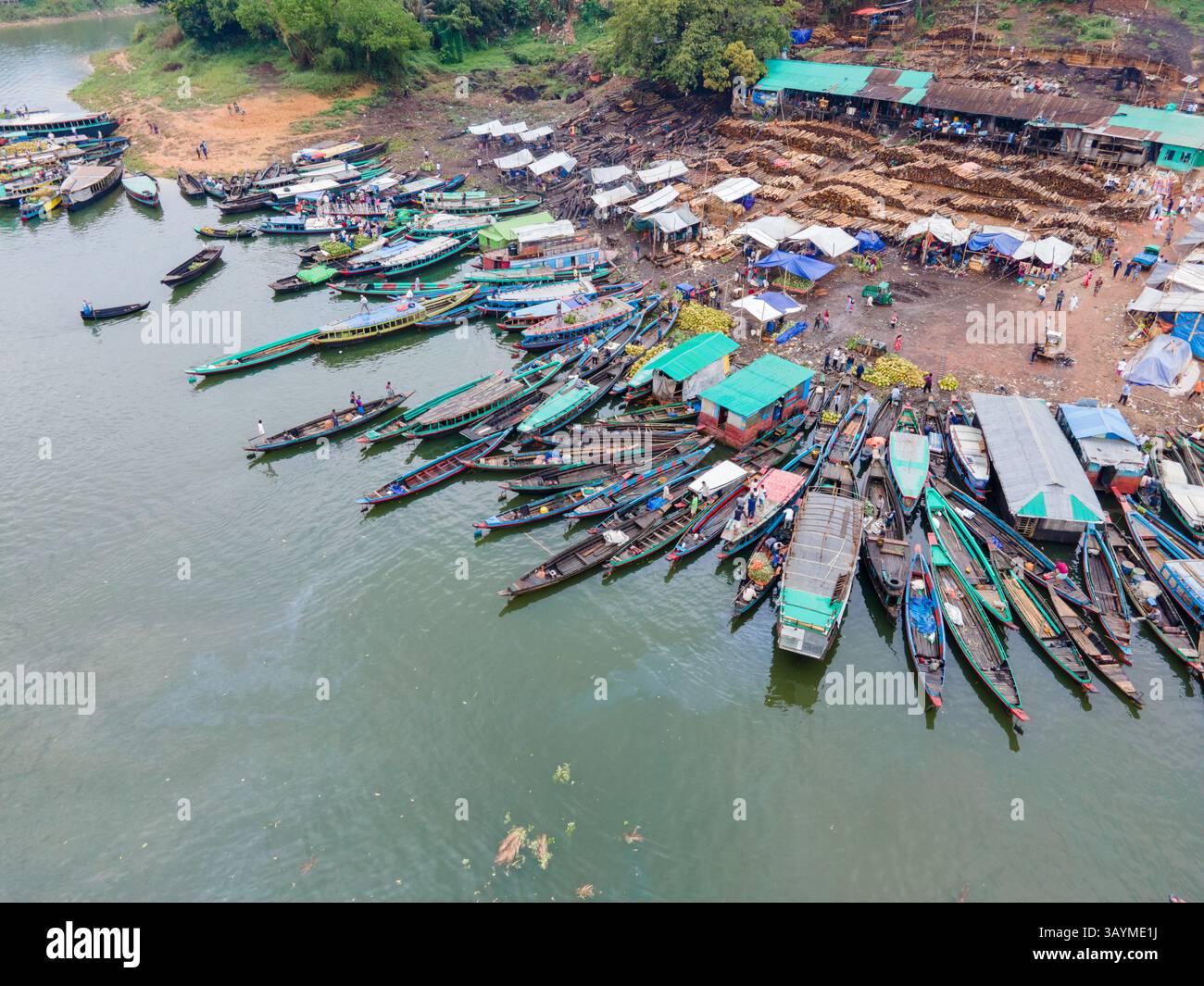 Farbenfrohe Obst- und Gemüseboote auf dem schwimmenden Markt Samata Ghat, Banorupa, Rangamati Stockfoto
