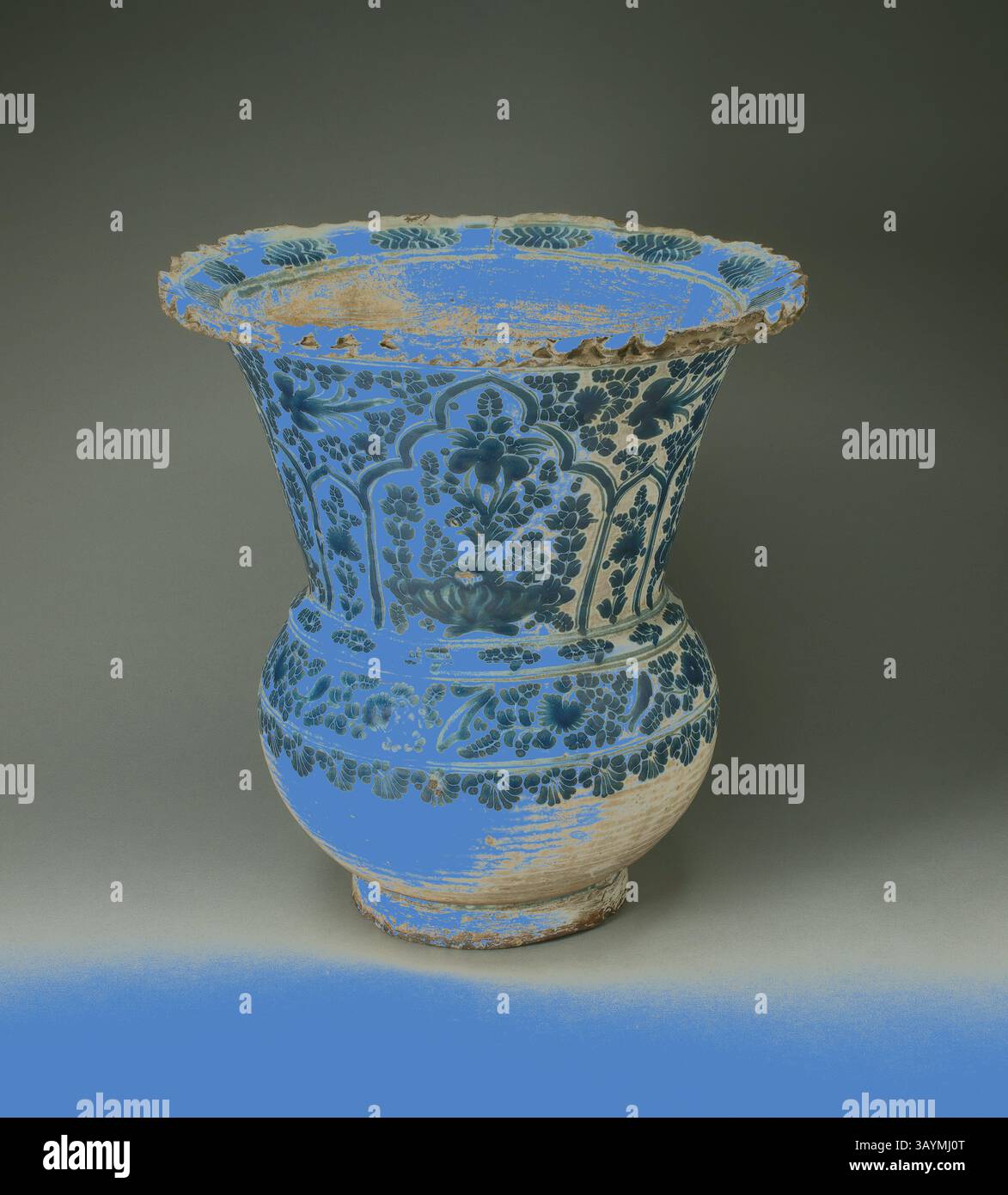 Eine dekorative Vase mit komplizierten Blumenmustern, breitem, ausgestelltem Rand und elegantem, abgerundetem Körper. Das Design bietet einen schönen Kontrast zwischen den detaillierten Motiven und der glatten Oberfläche. Jardinière, 1700/75, Talavera poblana, Puebla, Mexiko, Puebla, verzinntes Steingut, 44 x 41,9 cm (17 1/4 x 16 1/2 Zoll) Klassische Kunst mit modernem Touch, neu interpretiert von Artotop Stockfoto