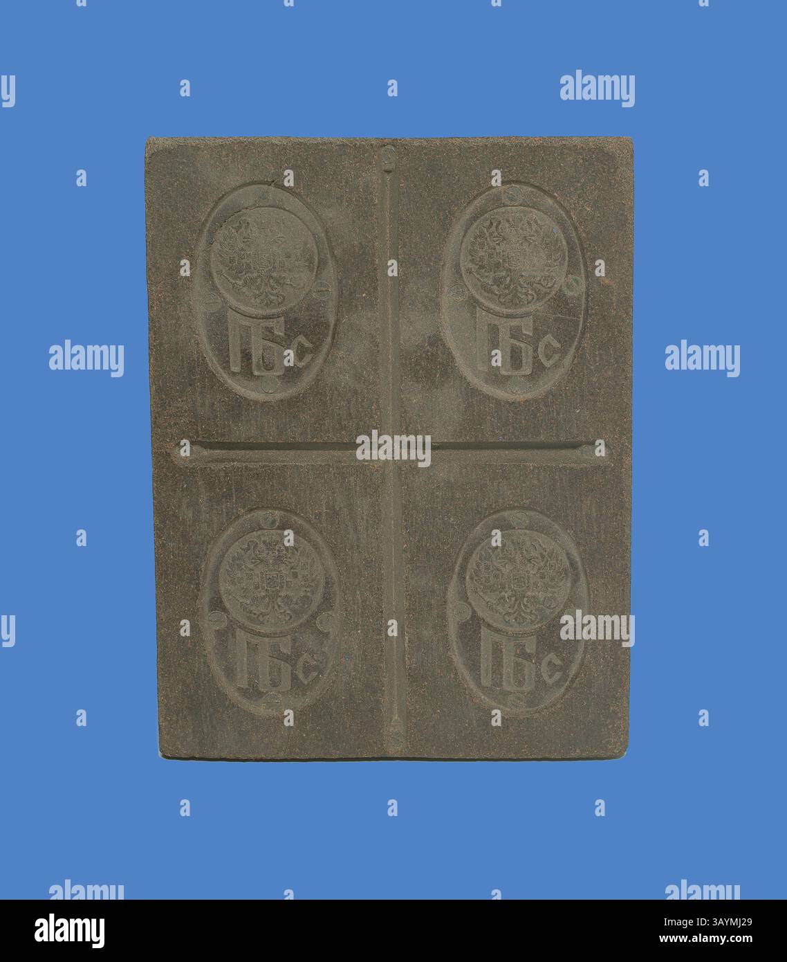 Ein quadratischer Block mit vier geprägten kreisförmigen Mustern, von denen jedes die Zahl „15“ innerhalb einer dekorativen Umrandung zeigt. Das Gesamtbild ist rustikal und strukturiert, was darauf hindeutet, dass es sich um eine Druckplatte oder ein dekoratives Objekt handeln kann. Kekse oder Zuckerpaste, Anfang bis Mitte des 18. Jahrhunderts, Russland, Holz, 23,2 x 17,8 x 2 cm (9 1/8 x 7 x 3/4 Zoll) Klassische Kunst mit modernem Touch, neu interpretiert von Artotop Stockfoto