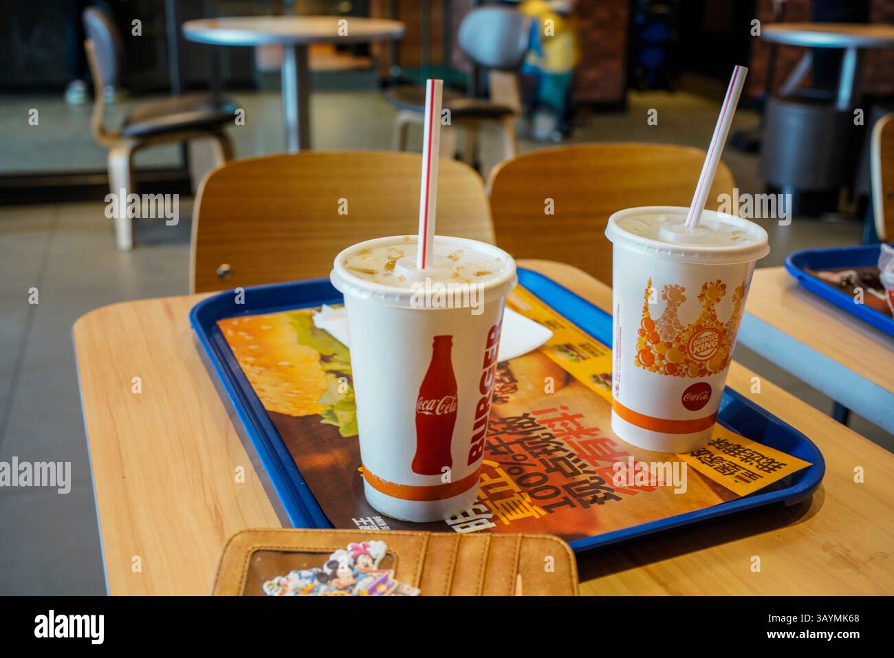 Ein McDonald’s Restaurant in China, das die globale Reichweite der amerikanischen Fast-Food-Marke in einem lokalen urbanen Kontext zeigt. Das Schild kombiniert die Symbole Stockfoto